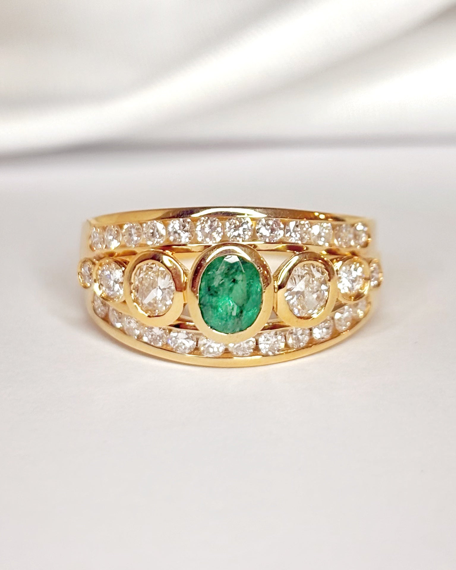 Anillo rígido con esmeralda 0,50 quilates, diamantes 0,84 quilates y oro 6,38 g "Amanda"