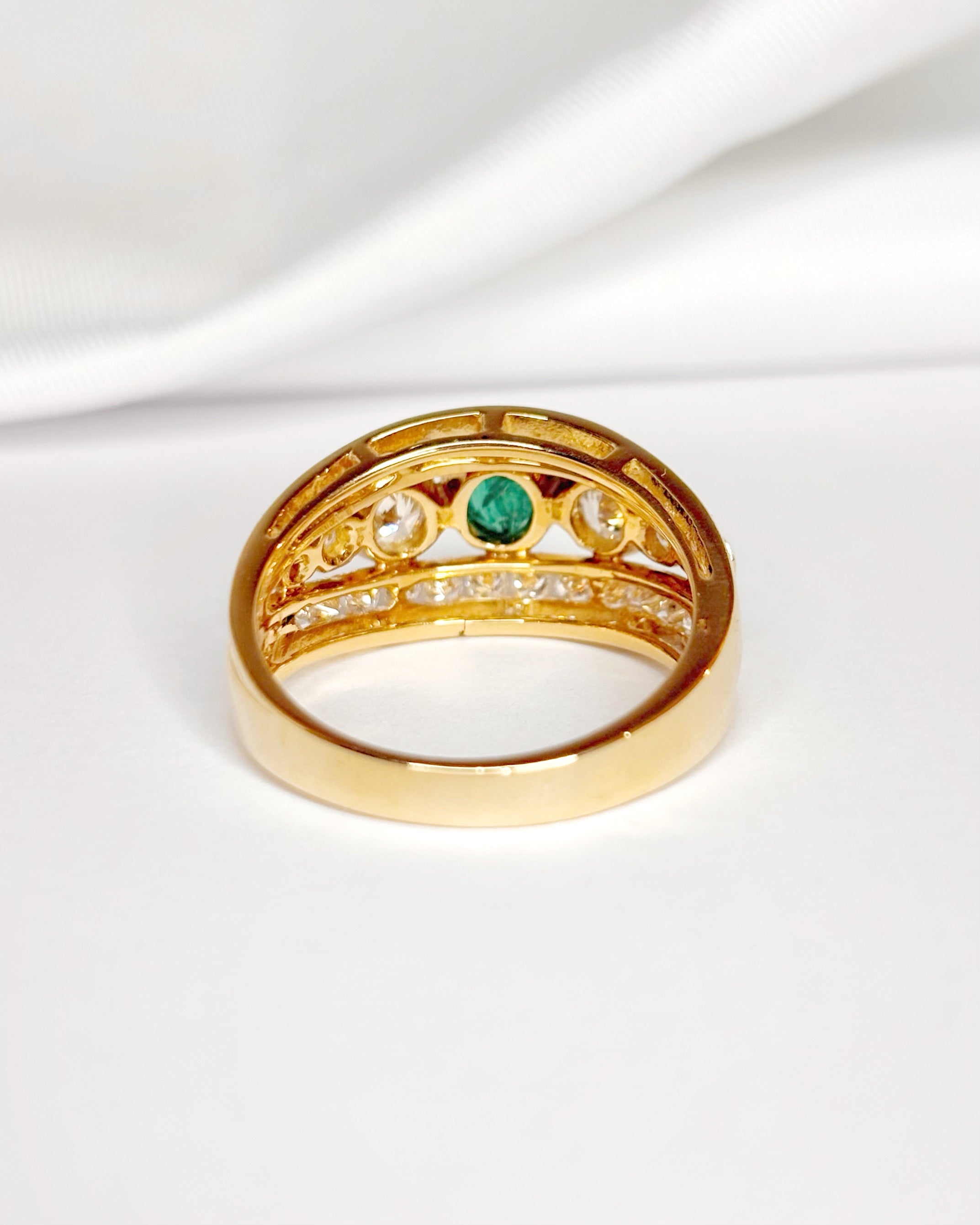 Anillo rígido con esmeralda 0,50 quilates, diamantes 0,84 quilates y oro 6,38 g "Amanda"