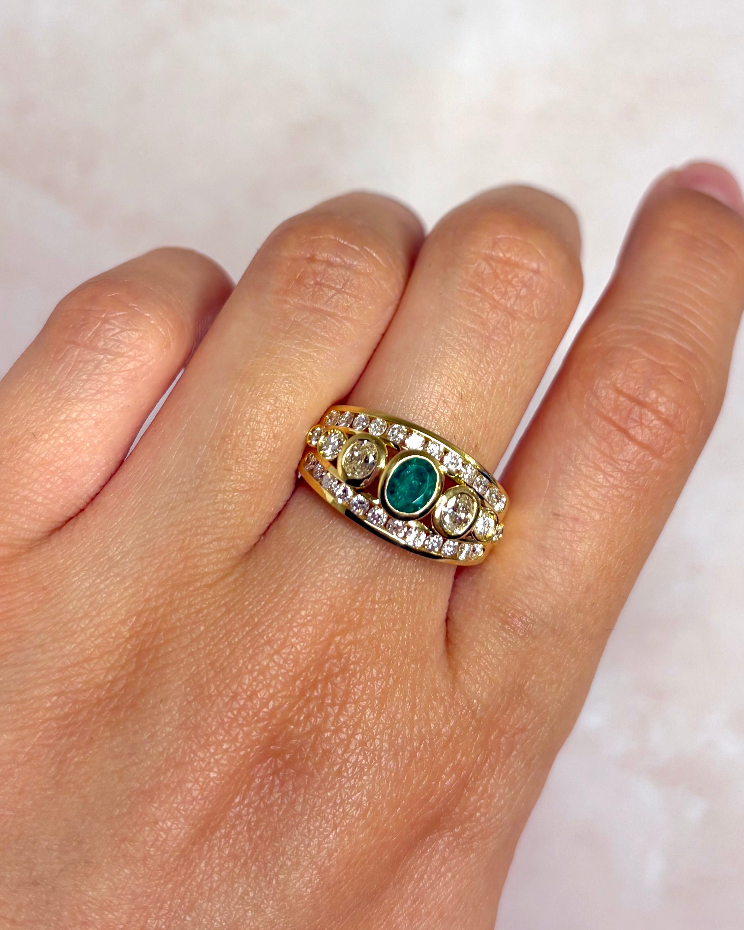 Anillo rígido con esmeralda 0,50 quilates, diamantes 0,84 quilates y oro 6,38 g "Amanda"