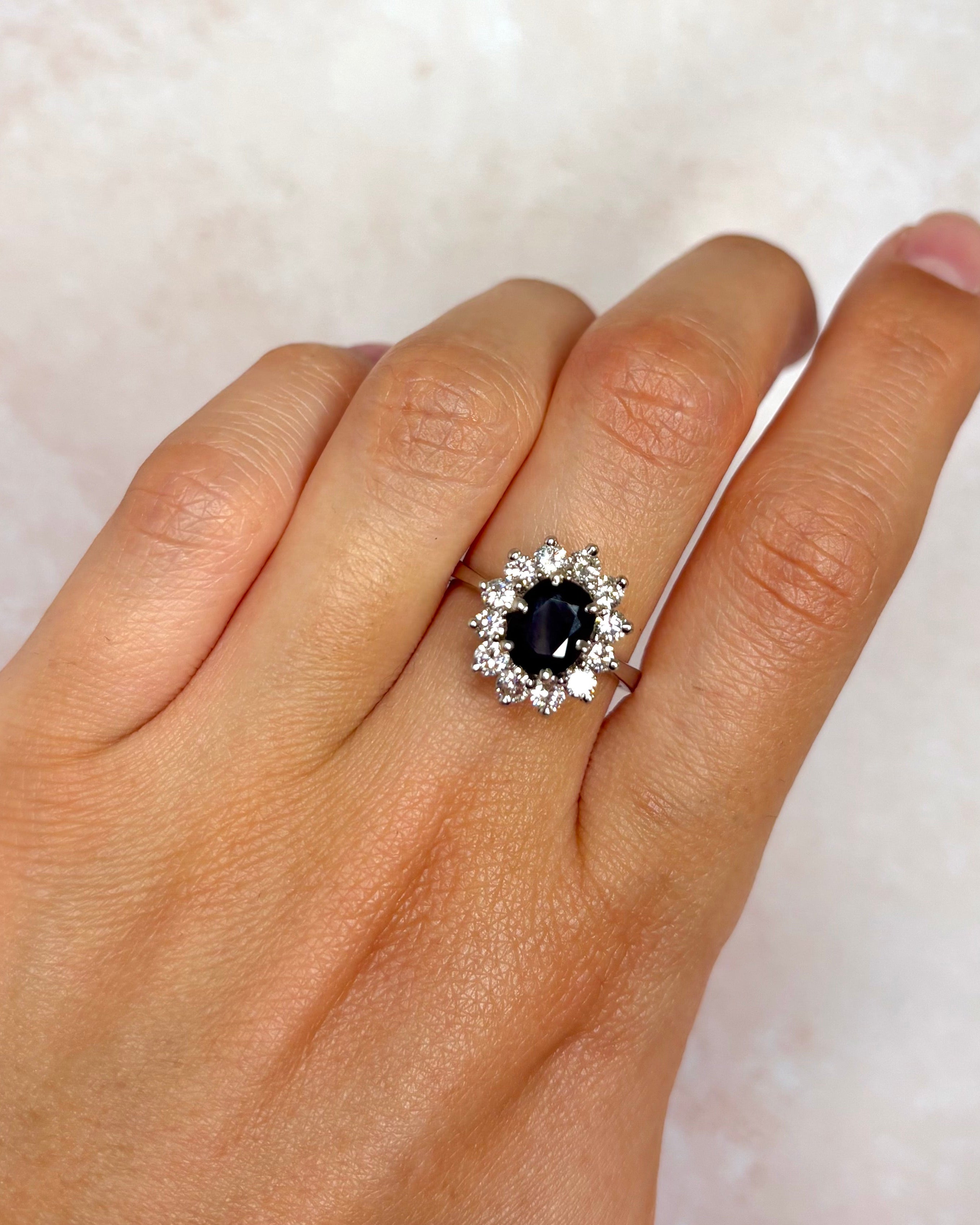 Anillo Marguerite Zafiro 1.80 quilates y Diamantes 0.96 quilates "Marjorie"