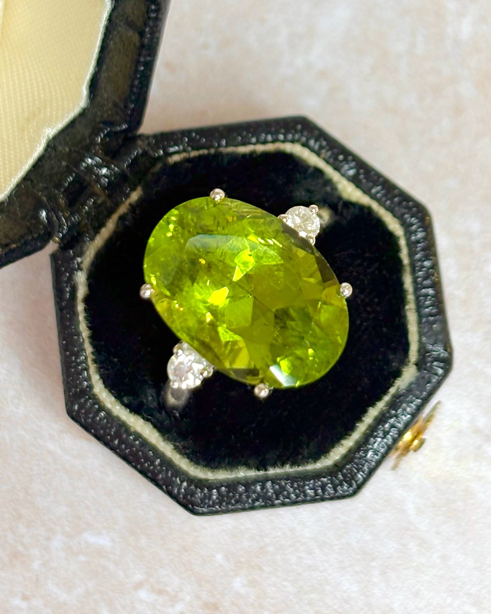 Bague Trilogie Péridot 10.85 carats & Diamants "Agnes"