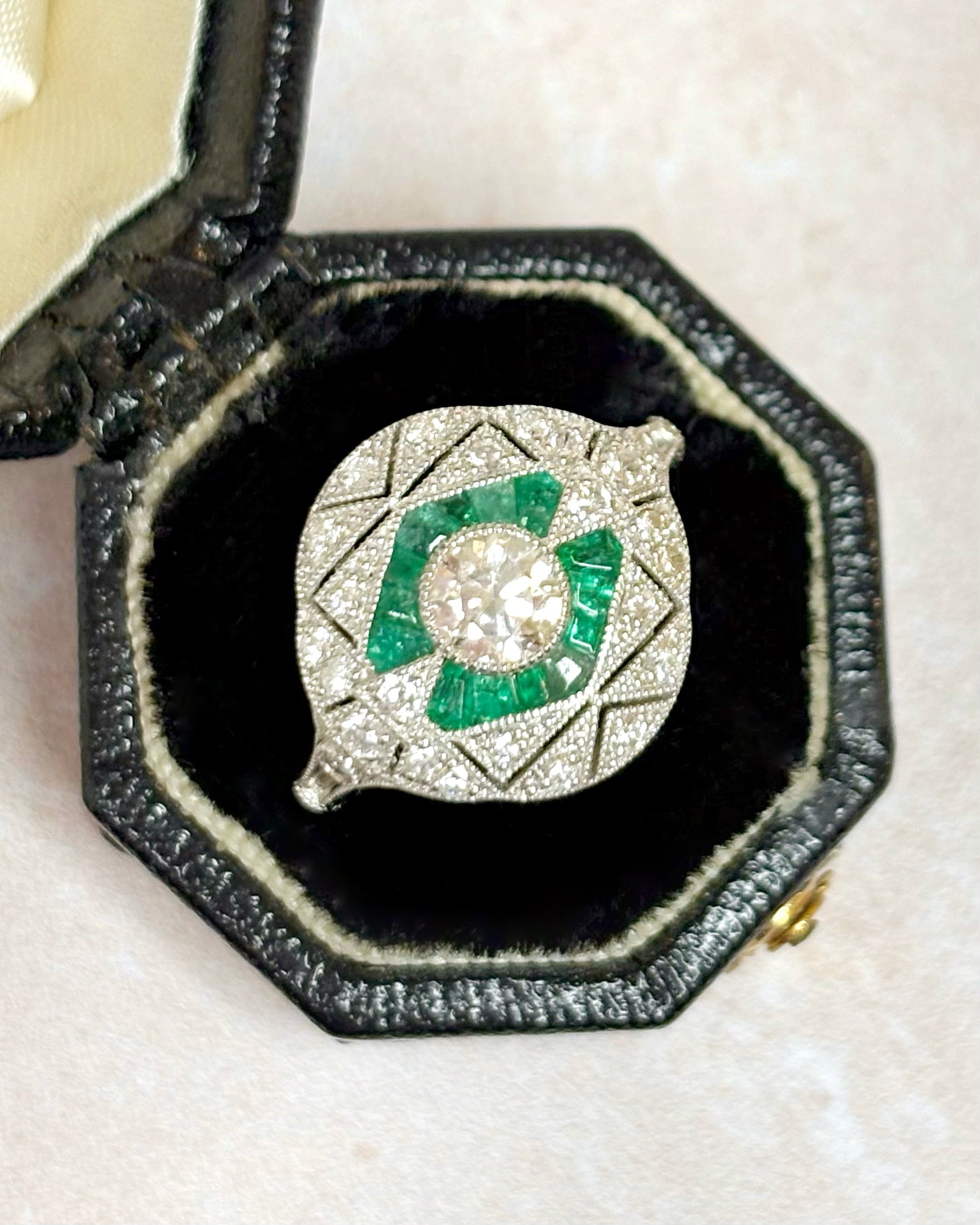 Bague Style Art-Déco Émeraudes & Diamants 0.63 carat "Cécilia"
