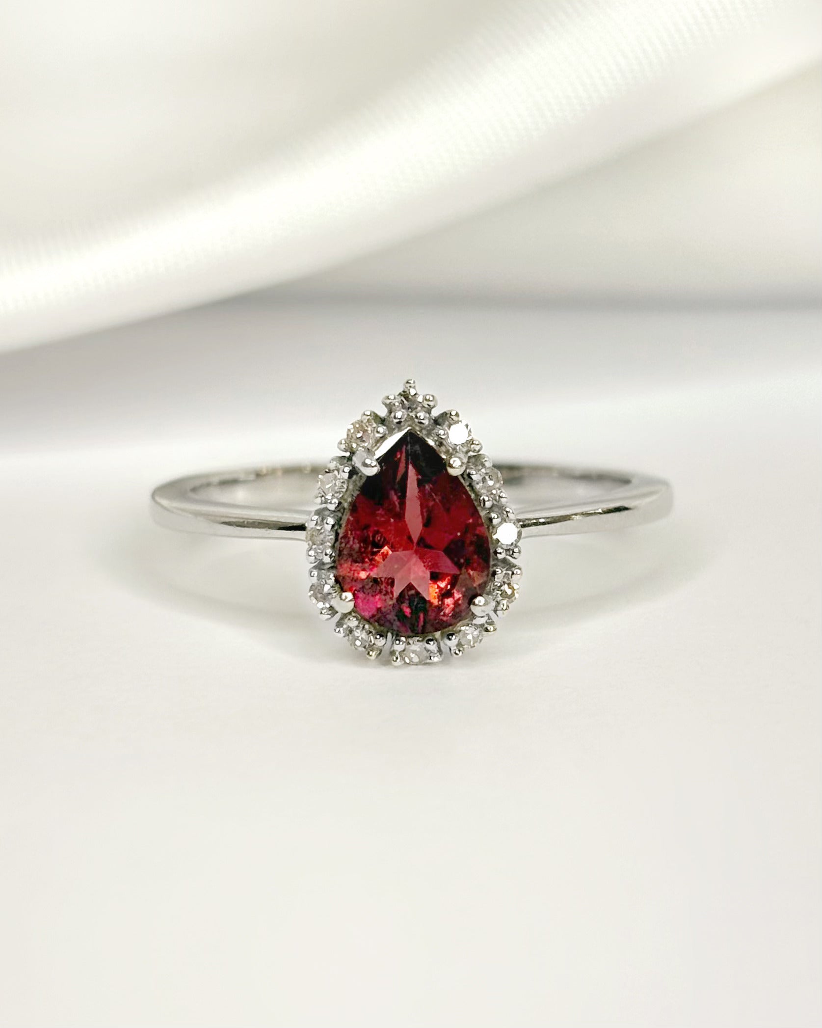 Anillo Marguerite con Turmalina Rosa de 1.20 quilates y Diamantes "Zina"