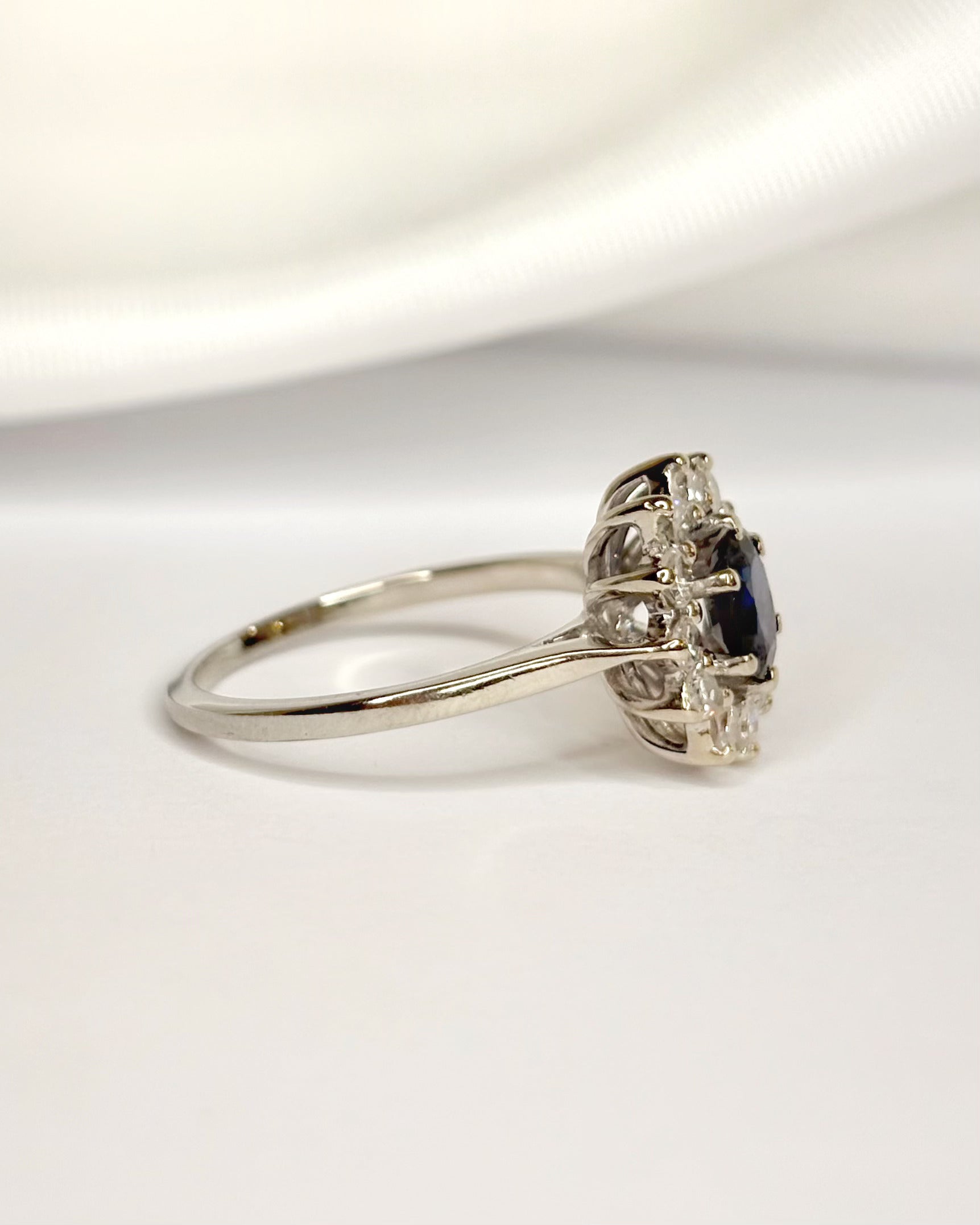 Anillo Marguerite Zafiro 0,53 quilates y Diamantes 0,36 quilates "Sarah"