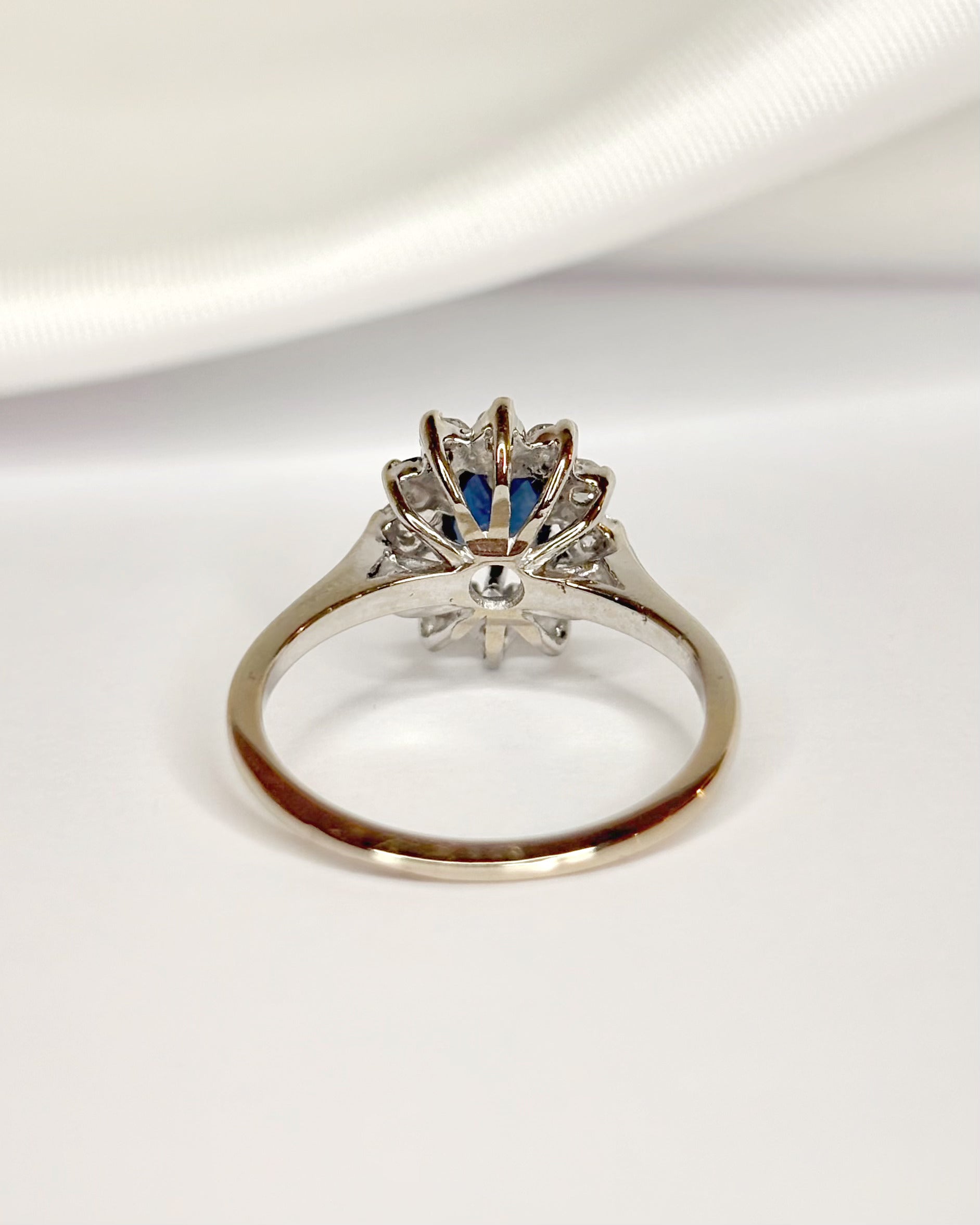 Anillo Marguerite Zafiro 0,53 quilates y Diamantes 0,36 quilates "Sarah"