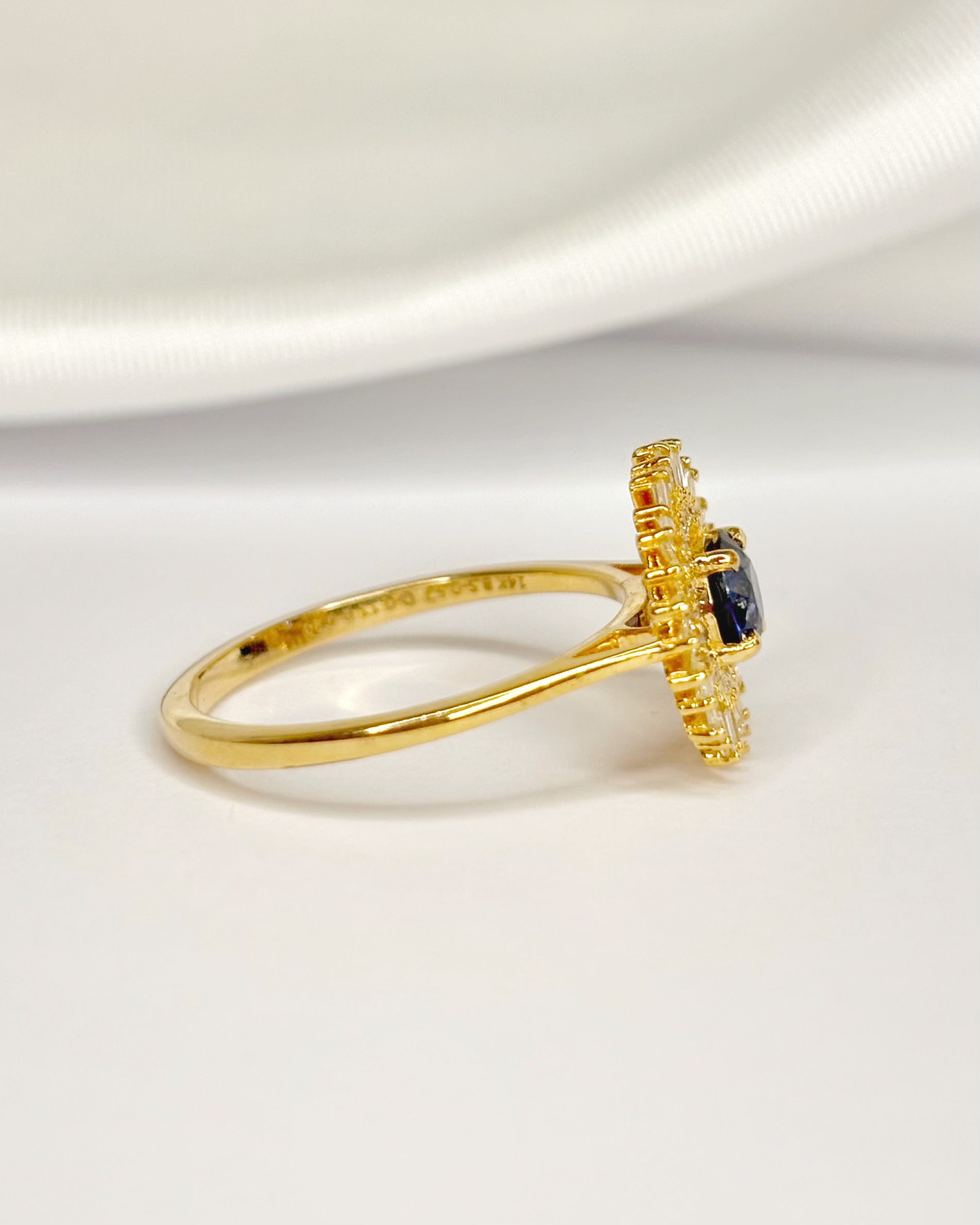 Anillo Marguerite Zafiro 0,57 quilates y Diamantes 0,39 quilates "Elio"