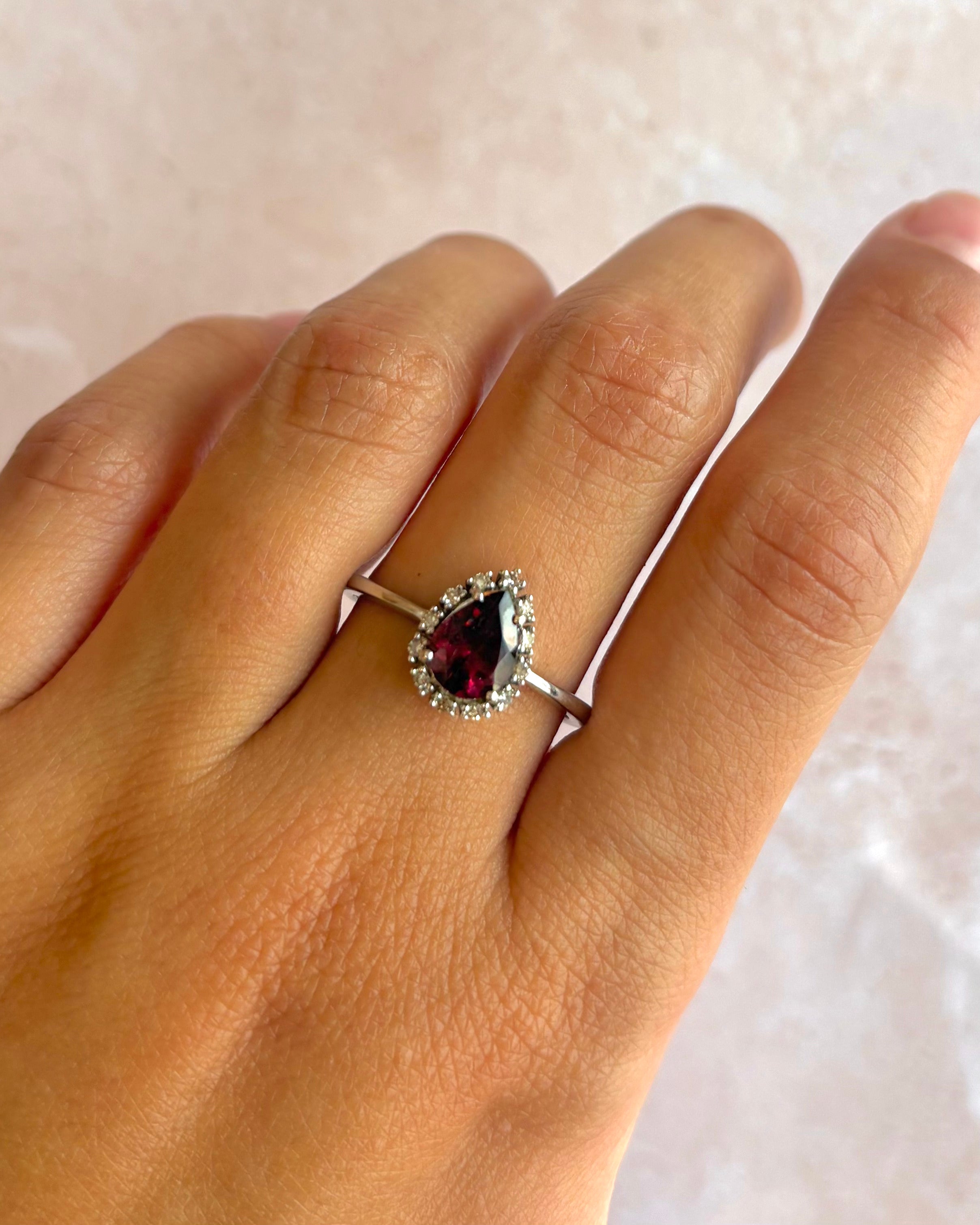 Anillo Marguerite con Turmalina Rosa de 1.20 quilates y Diamantes "Zina"