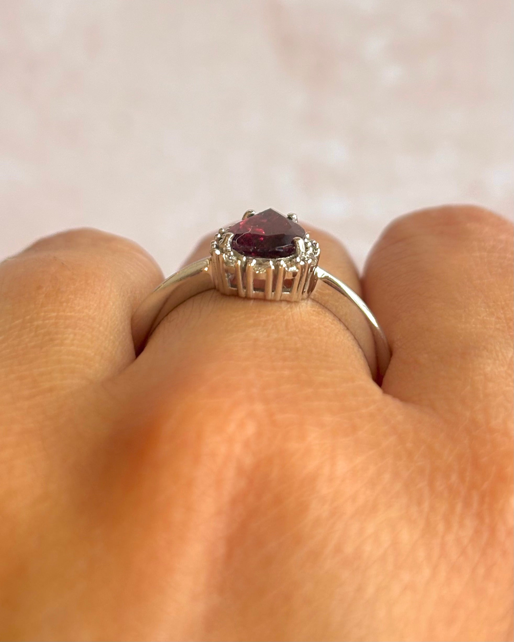 Anillo Marguerite con Turmalina Rosa de 1.20 quilates y Diamantes "Zina"