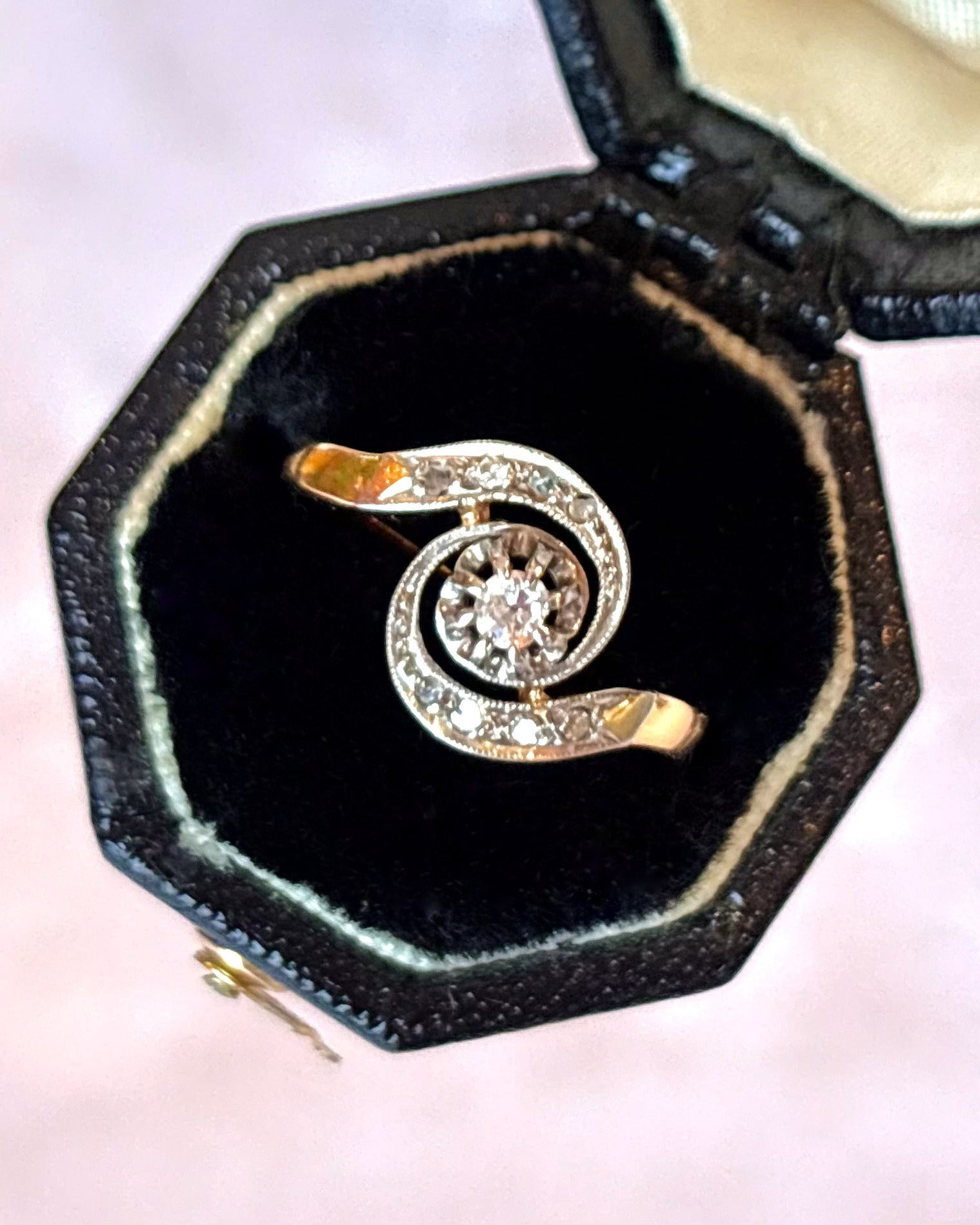 Anillo Tourbillon Art Nouveau con Diamantes "Maïwen"