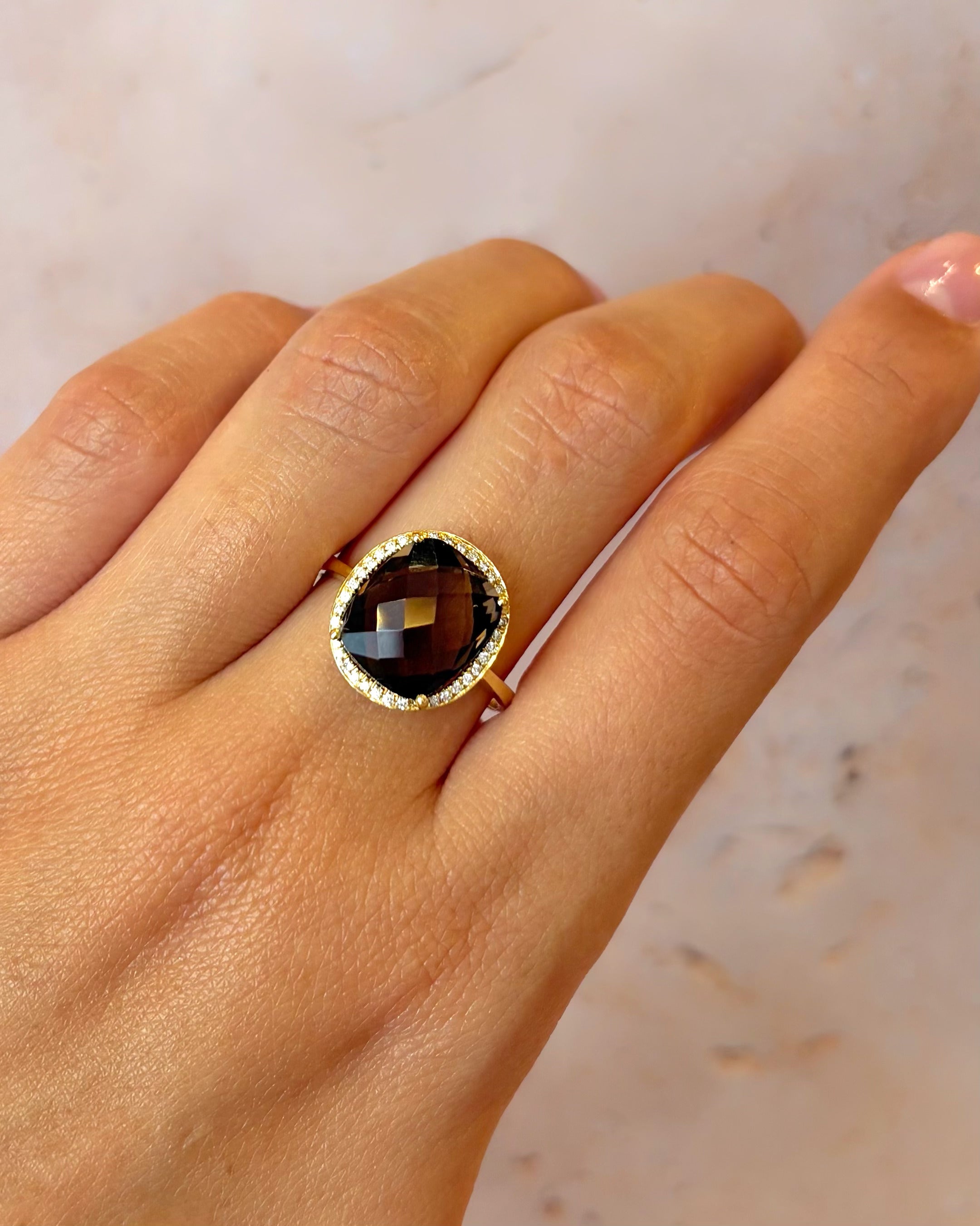 Anillo de cóctel con cuarzo ahumado de 5.17 quilates y diamantes de 0.32 quilates «Barbara»