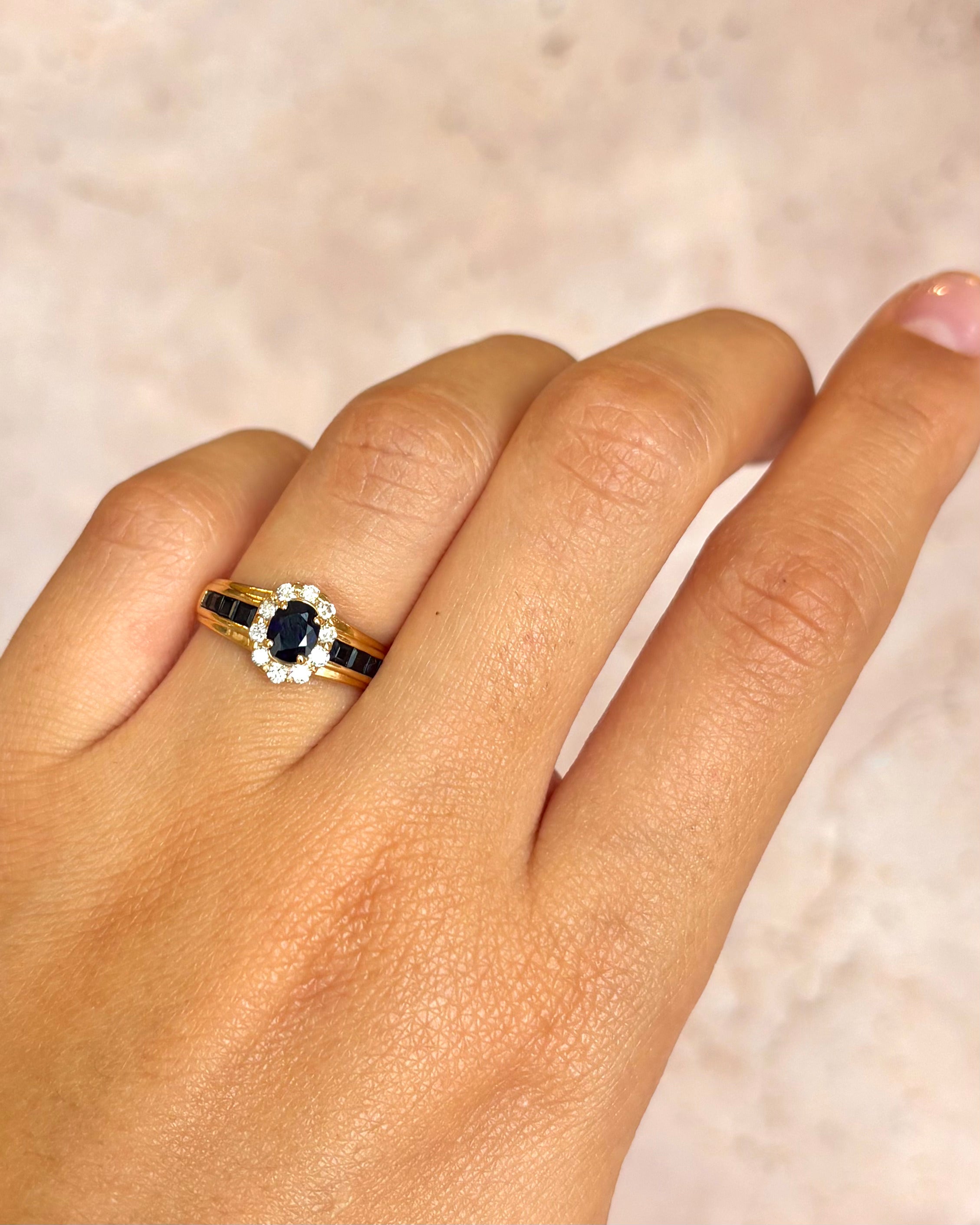Anillo Marguerite de zafiros de 0.84 quilates y diamantes de 0.25 quilates «Valentine»