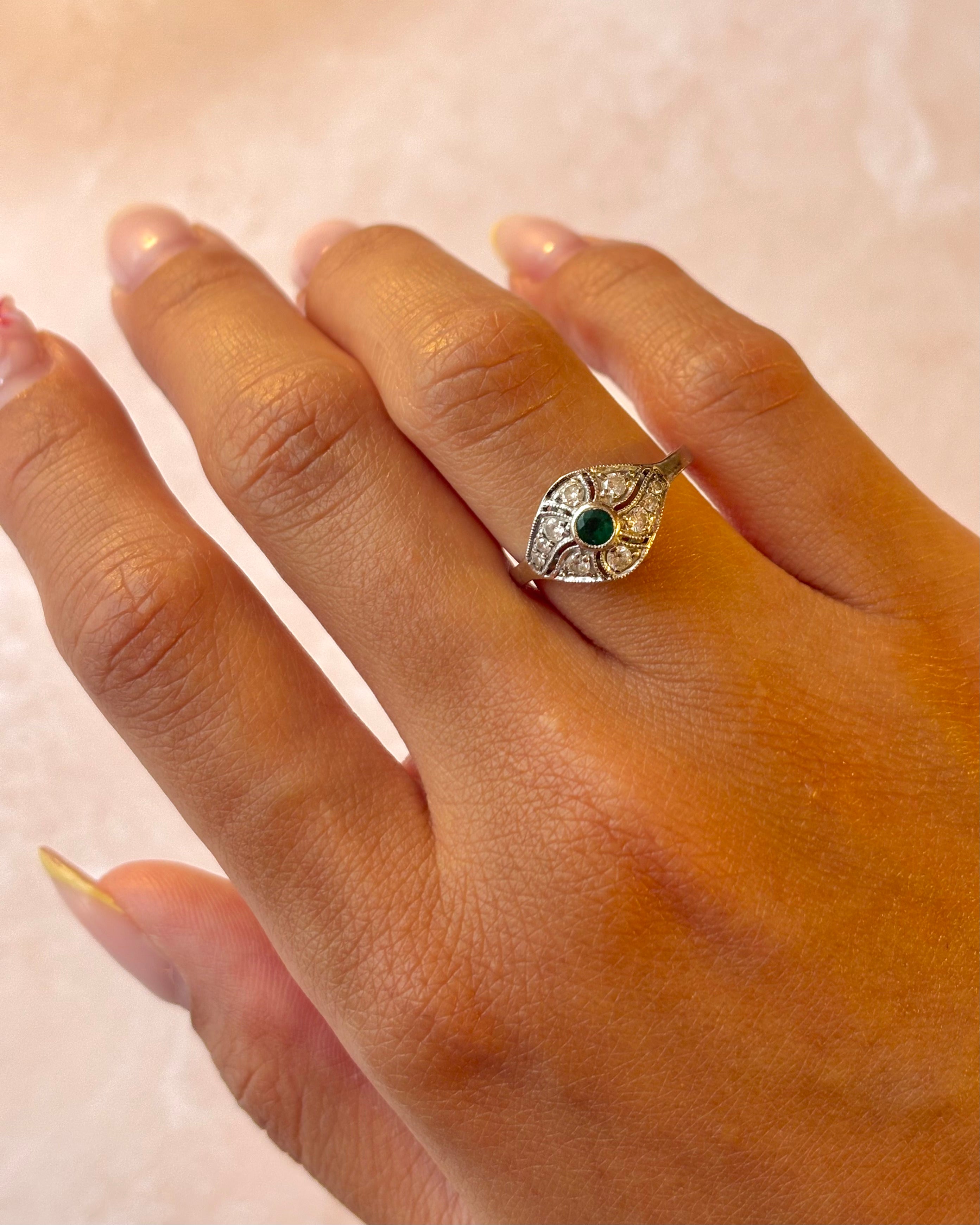 Anillo Art Déco con esmeralda y diamantes "Mara"