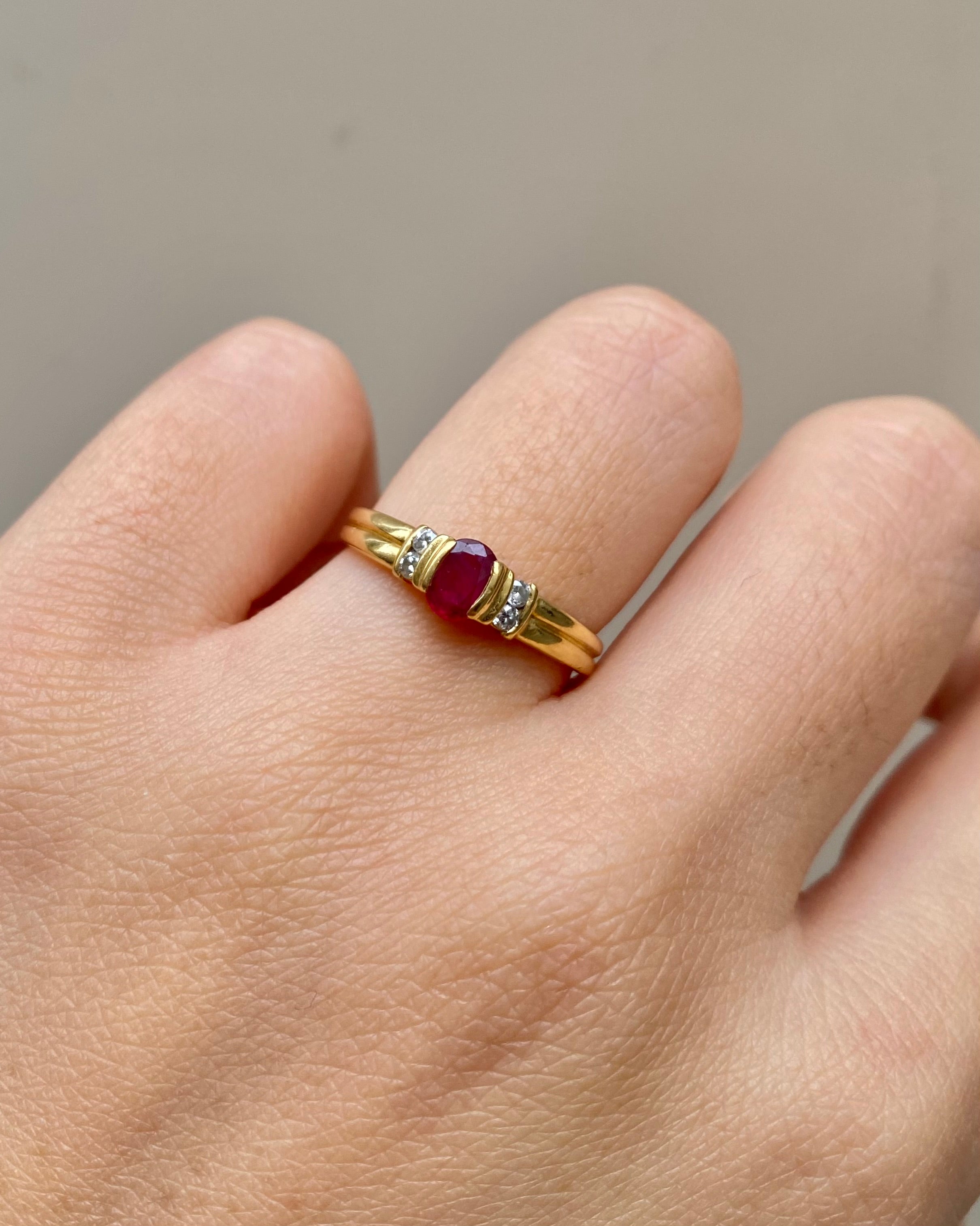 Bague Trilogie Rubis 0.30 carat & 4 Diamants "Chiara"