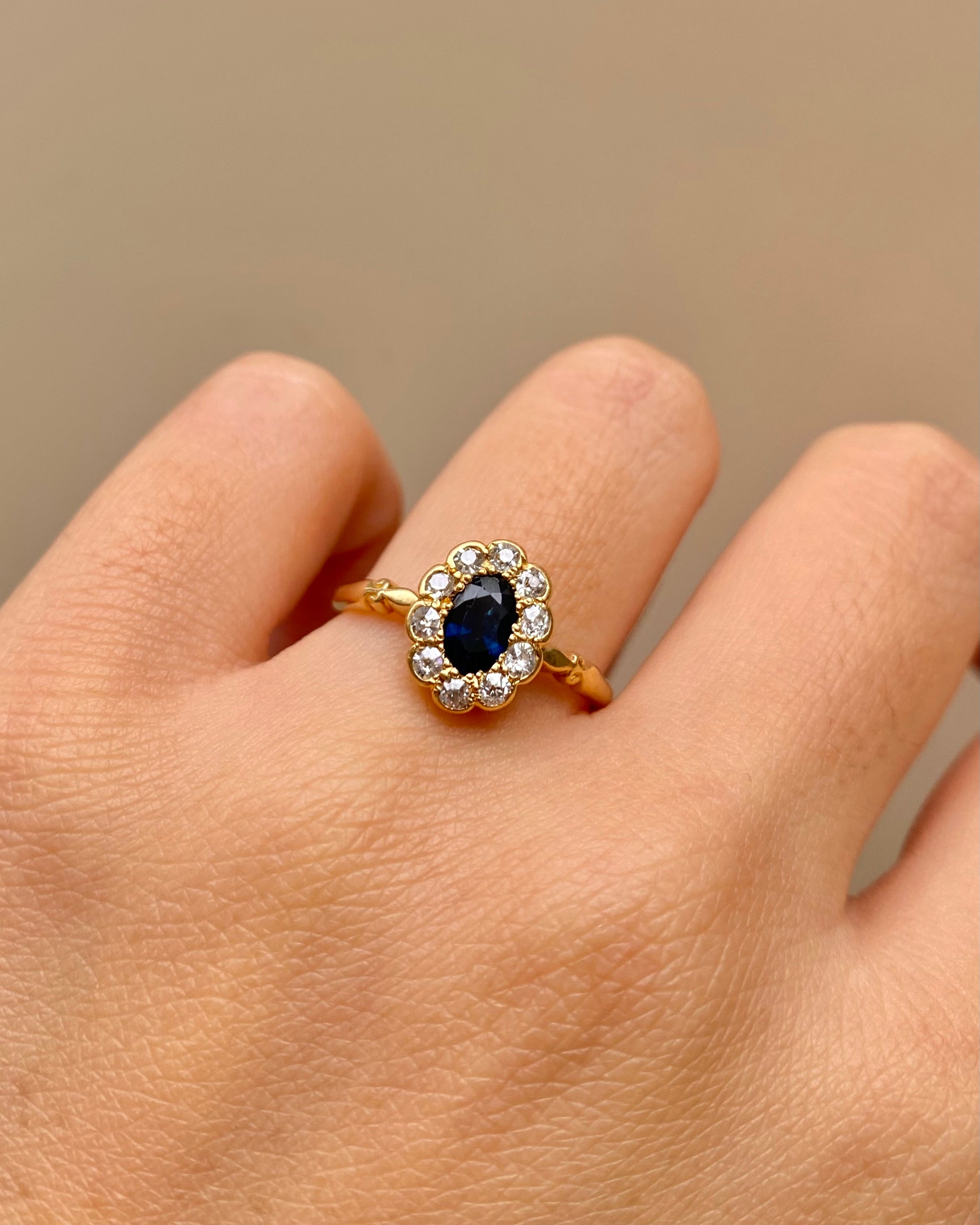 Bague Marguerite Art-déco Saphir 0.62 carat & 10 Diamants "Rafaela"