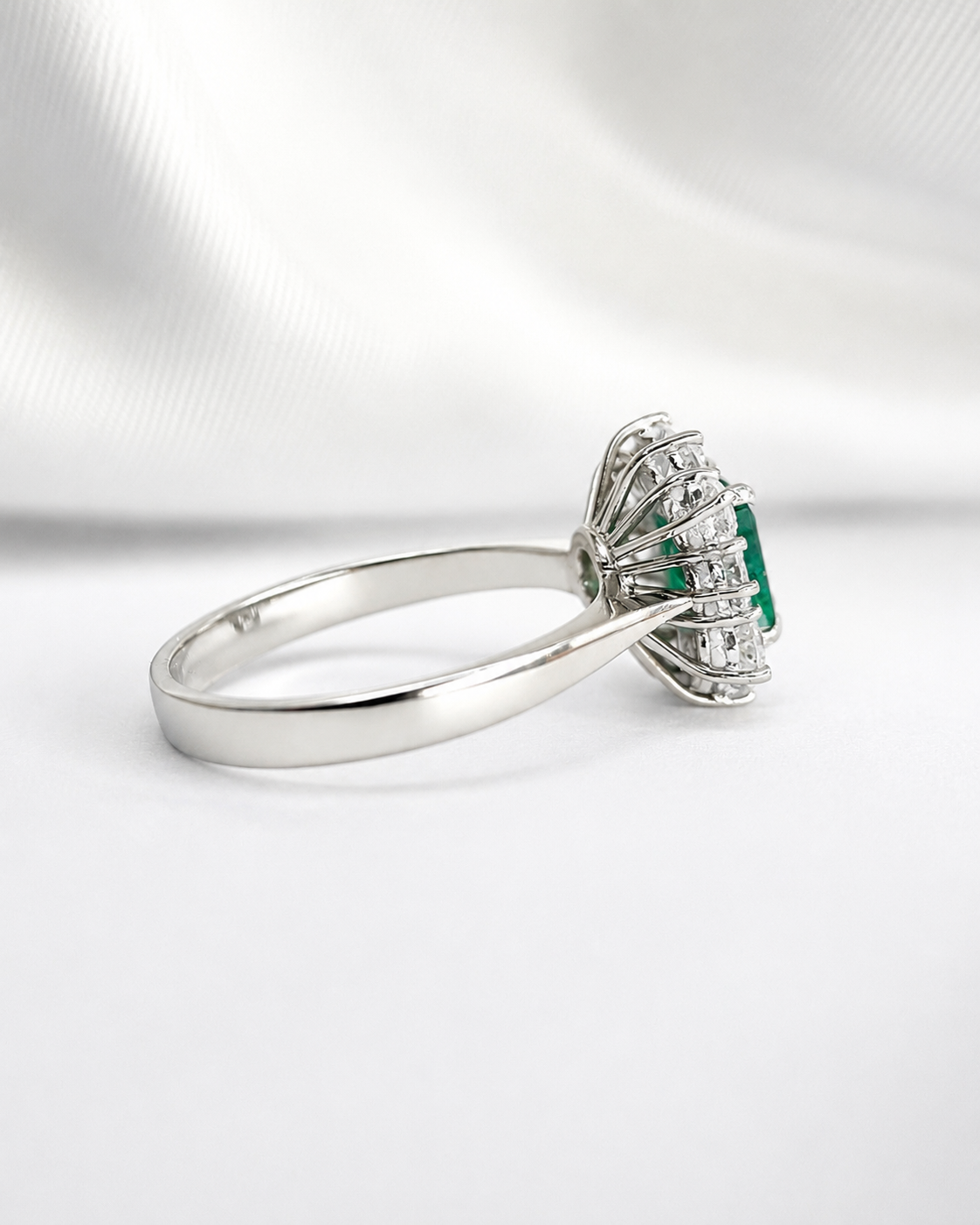 Célia Marguerite Emerald Ring 0.80 carat & Diamonds 0.60 carat