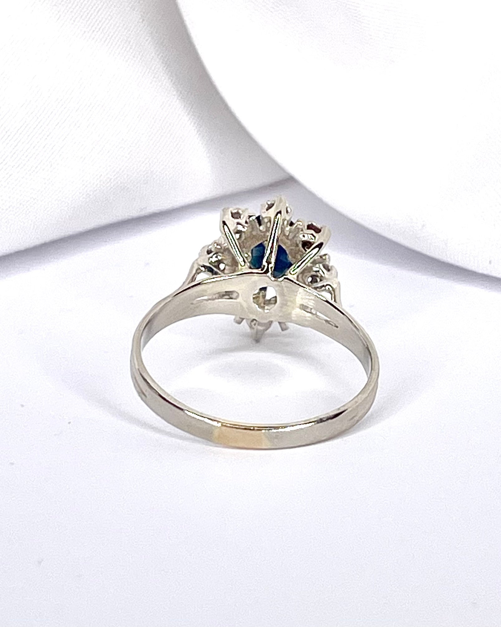 Marguerite Ring Sapphire 0.80 carat & Diamonds "Belvira"