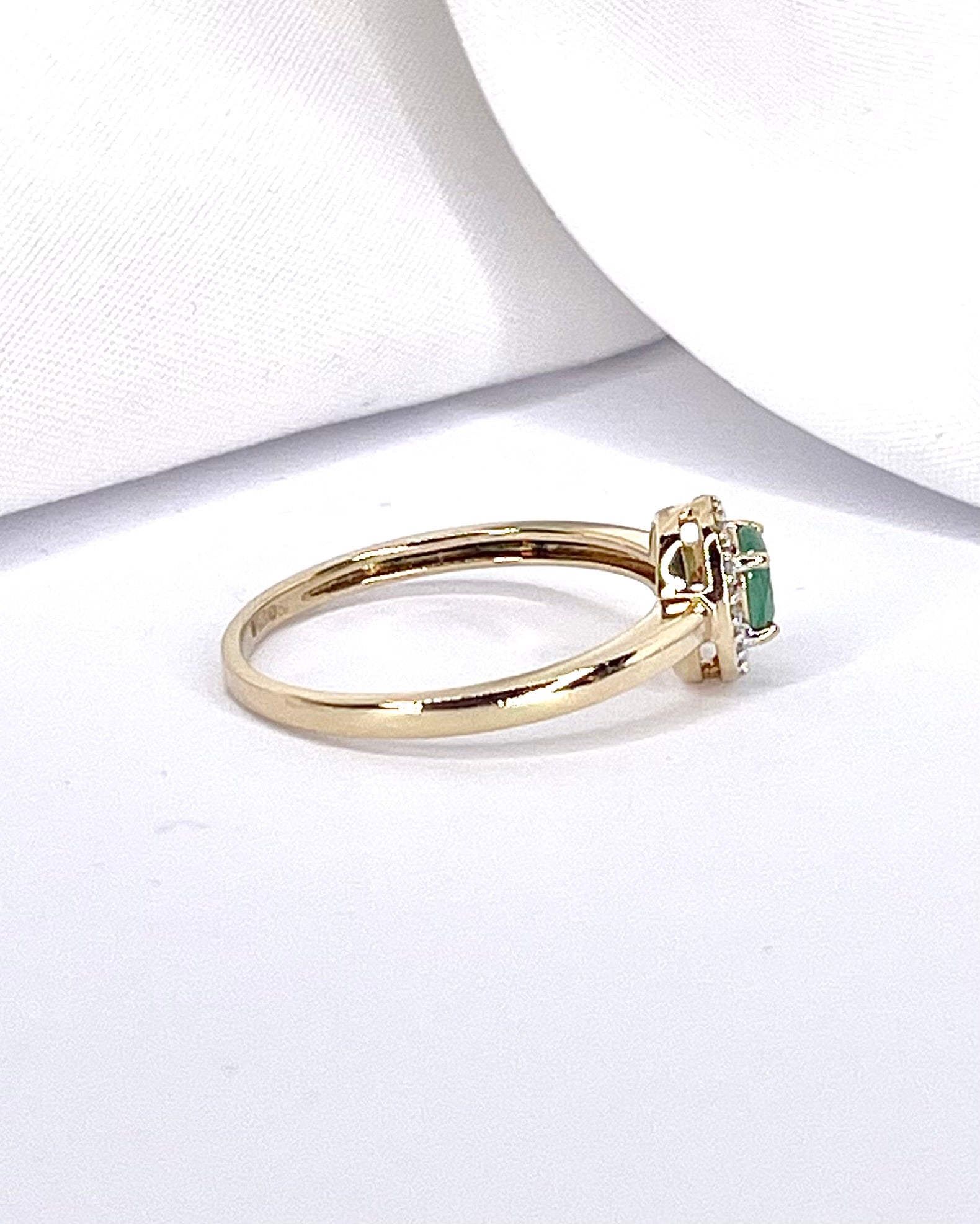 Solitaire Emerald & Diamond Ring "Bettina"