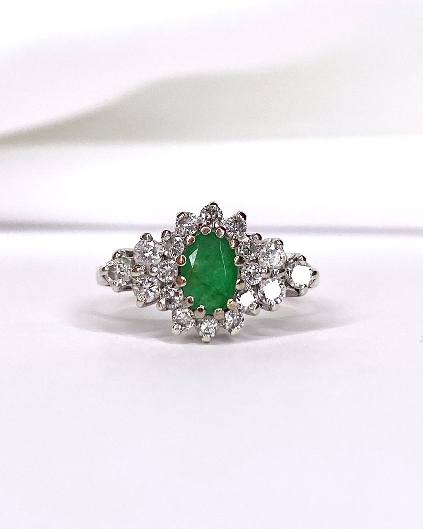 Bague Marguerite Émeraude 0.44 carat & Diamants 0.48 carat "Suzanne" - Elliade Paris