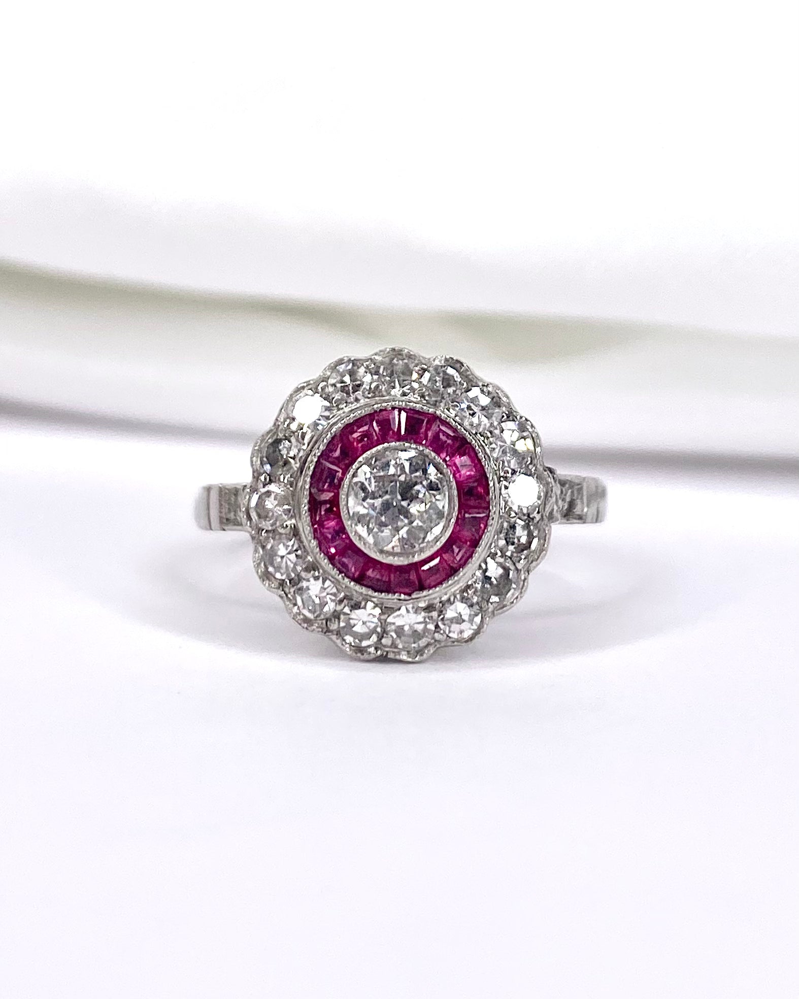 Bague Style Art-Déco Rubis, Diamants 0.86 carat & Platine 4.56g "Diem" - Elliade Paris