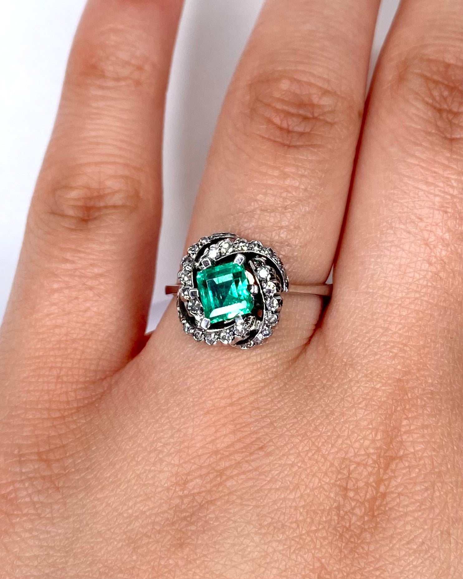 Bague Marguerite Tourbillon Émeraude 0.93 carat & Diamants 0.28 carat "Vinona" - Elliade Paris