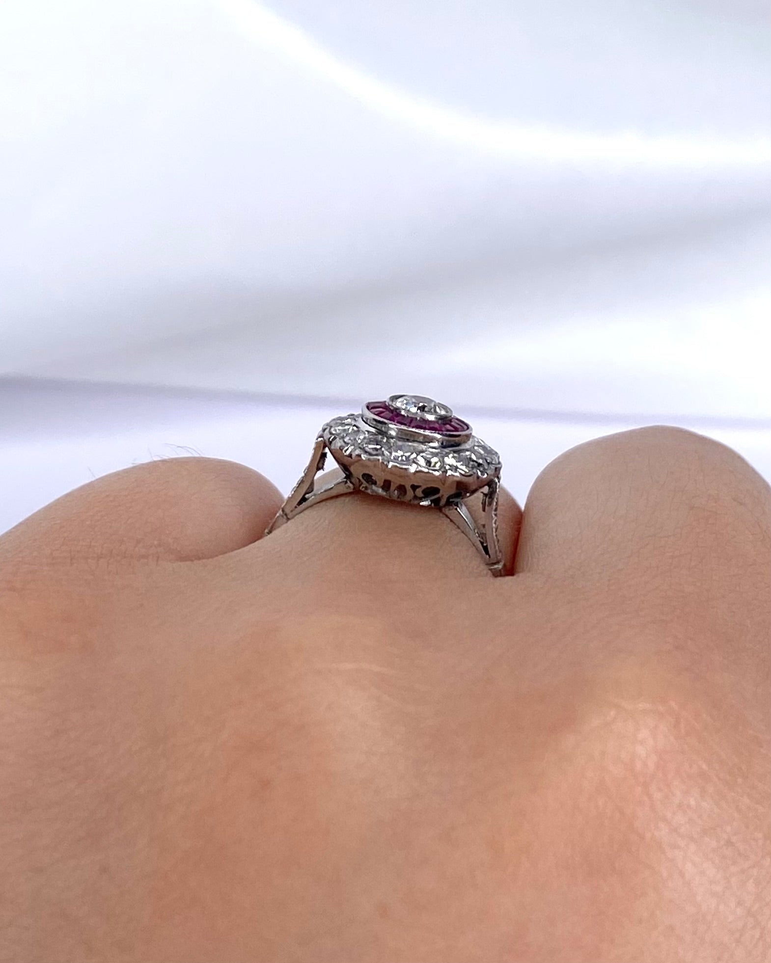 Anillo estilo Art Déco con rubíes, diamantes 0,86 quilates y platino 4,56 g "Diem"