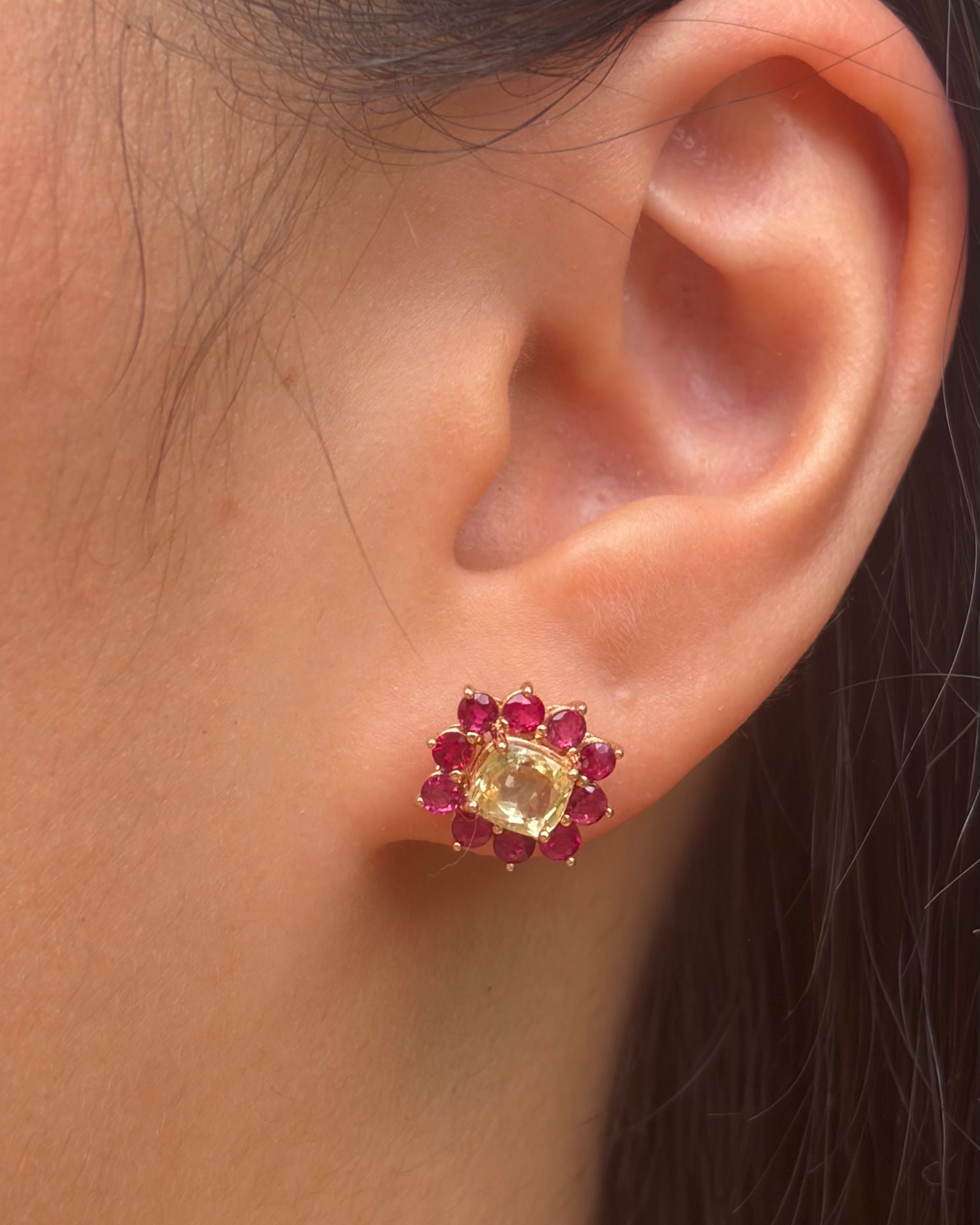 Puces Marguerite Saphirs Jaunes 2.52 carats & Rubis Mozambicains 1.90 carat "Mélina"