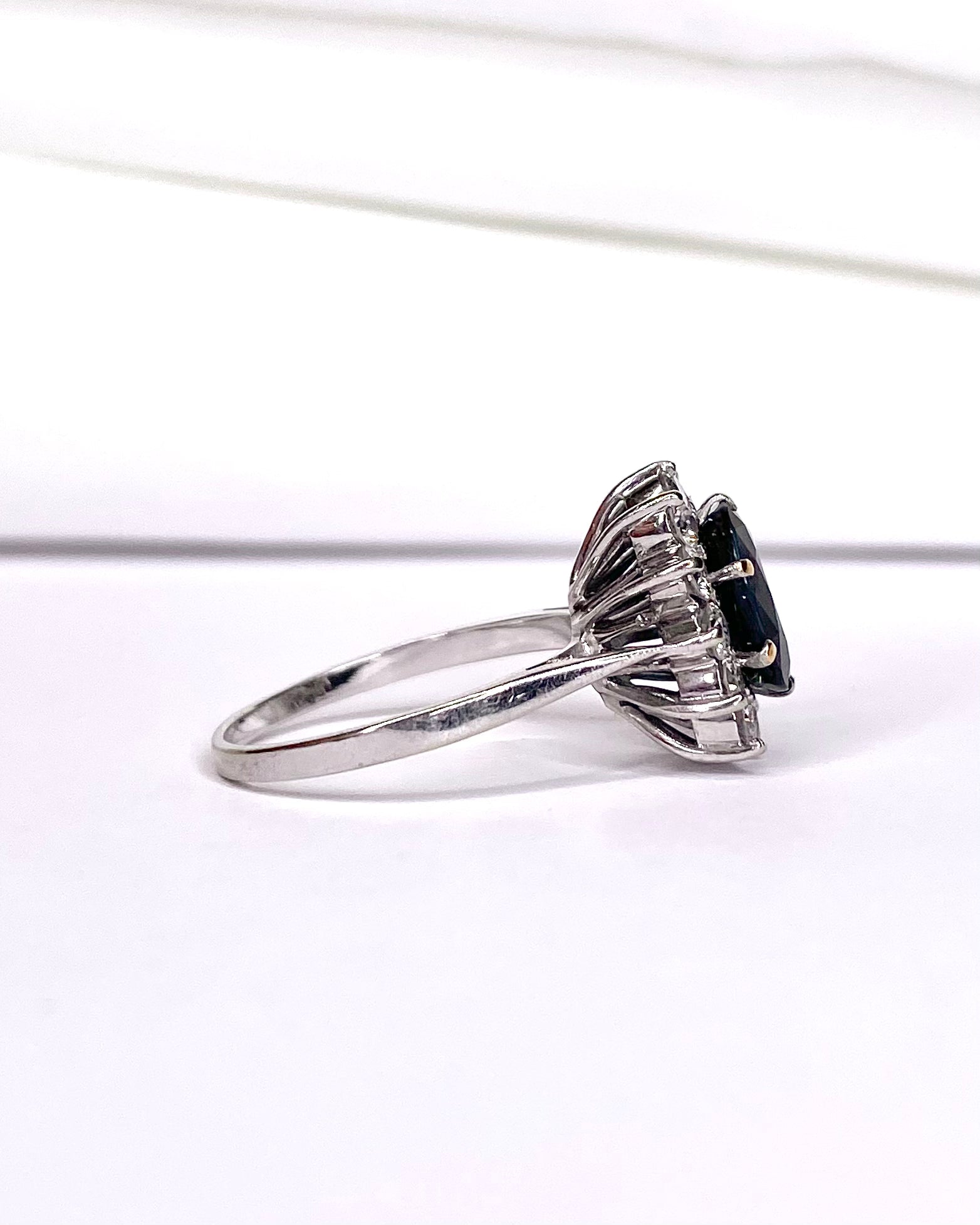Bague Marguerite Saphir 2.15 carats & Diamants 0.72 carat "Fanny" - Elliade Paris
