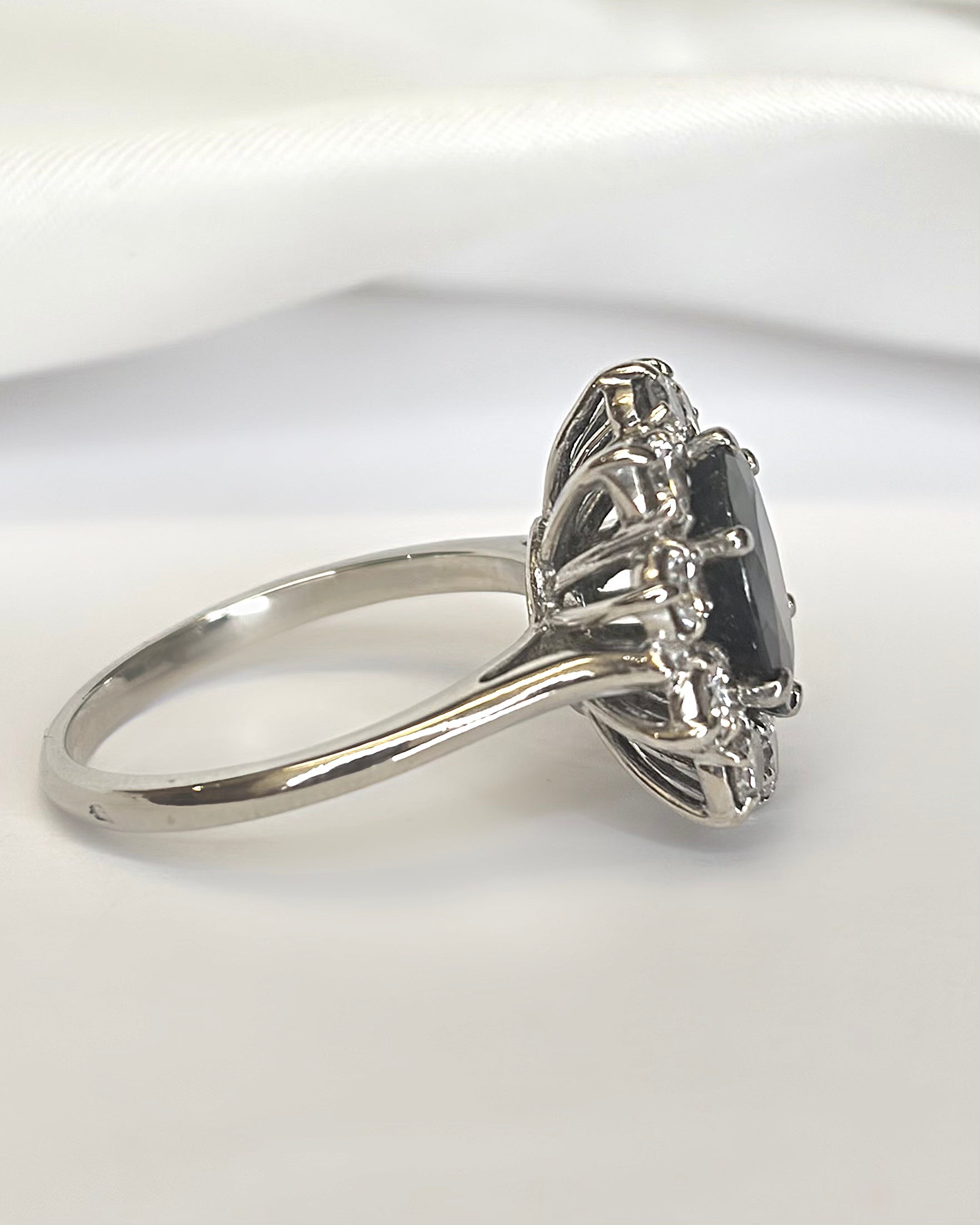 Bague Marguerite Saphir 3.85 carats & Diamants 0.80 carat "Enora"
