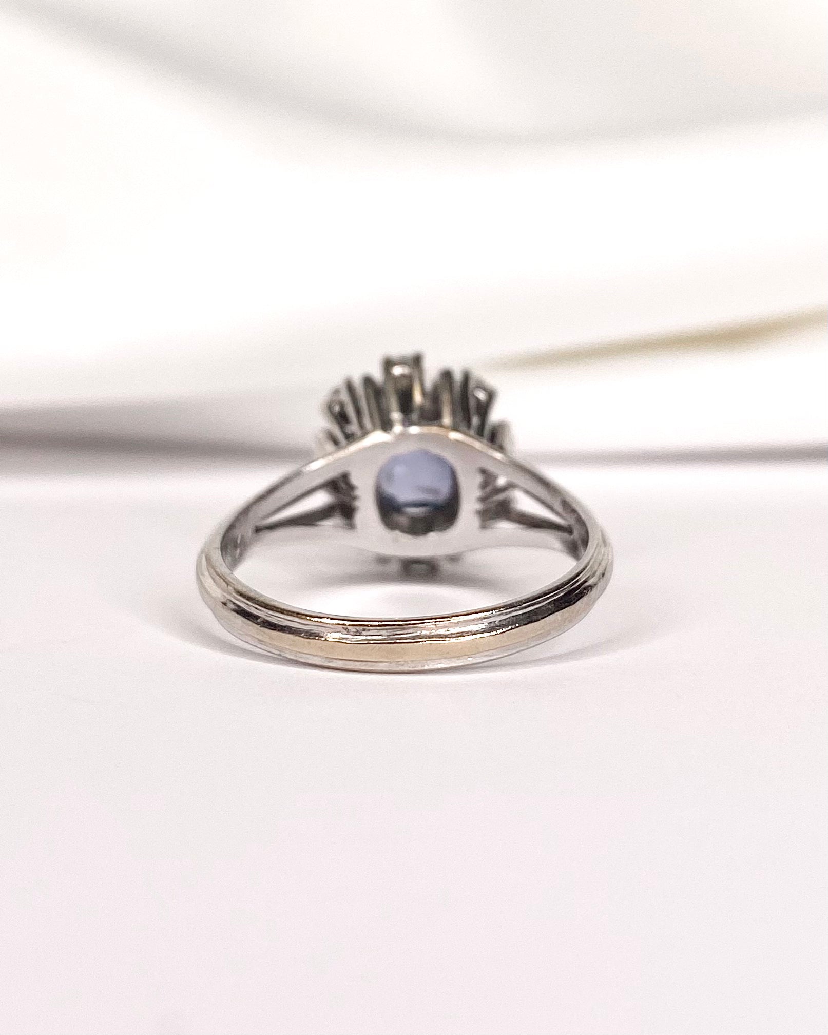 Bague Marguerite Saphir 1.50 carat & Diamants 0.48 carat "Léonille" - Elliade Paris