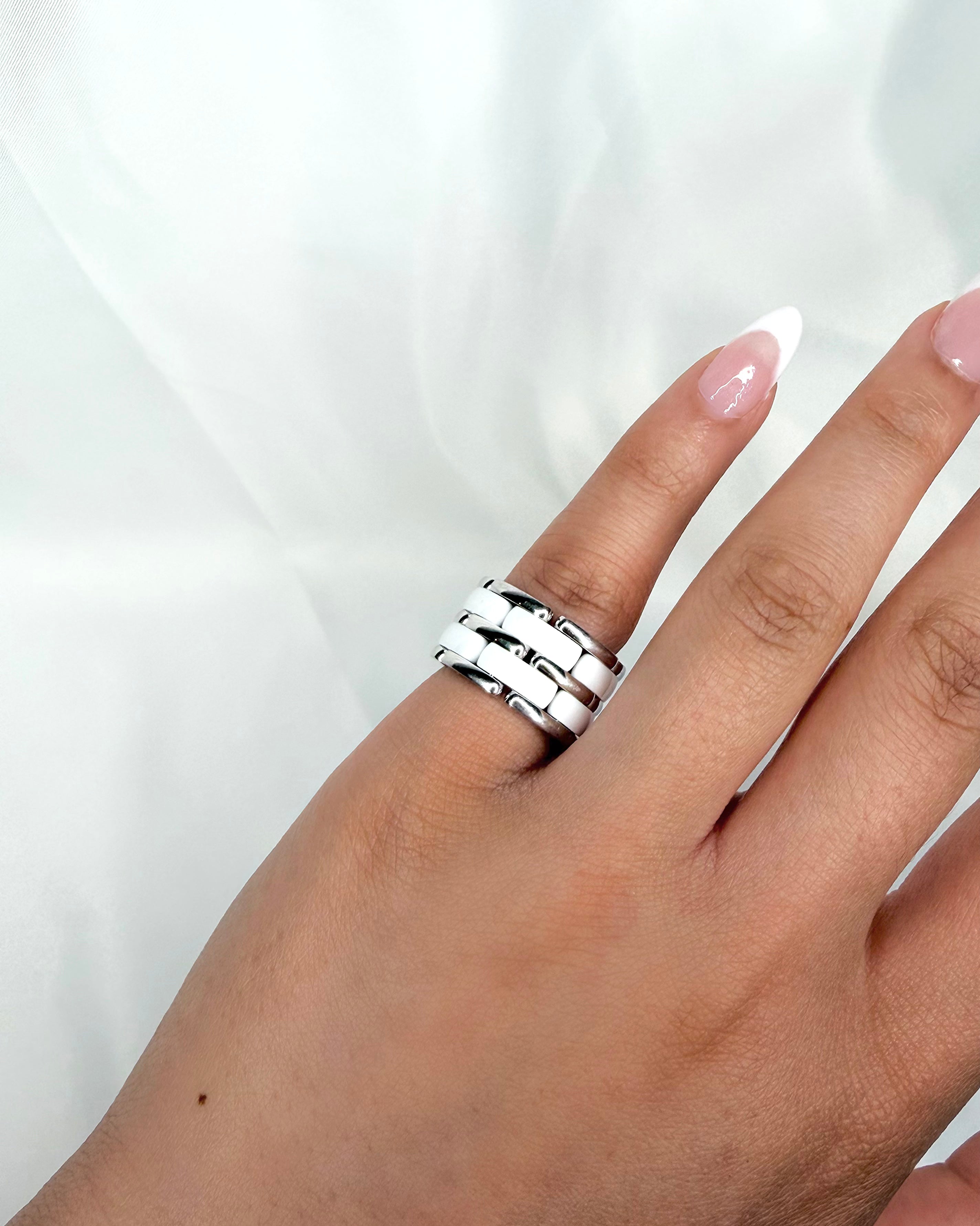 Bague Chanel Ultra Grand Modèle Or & Céramique - Elliade Paris