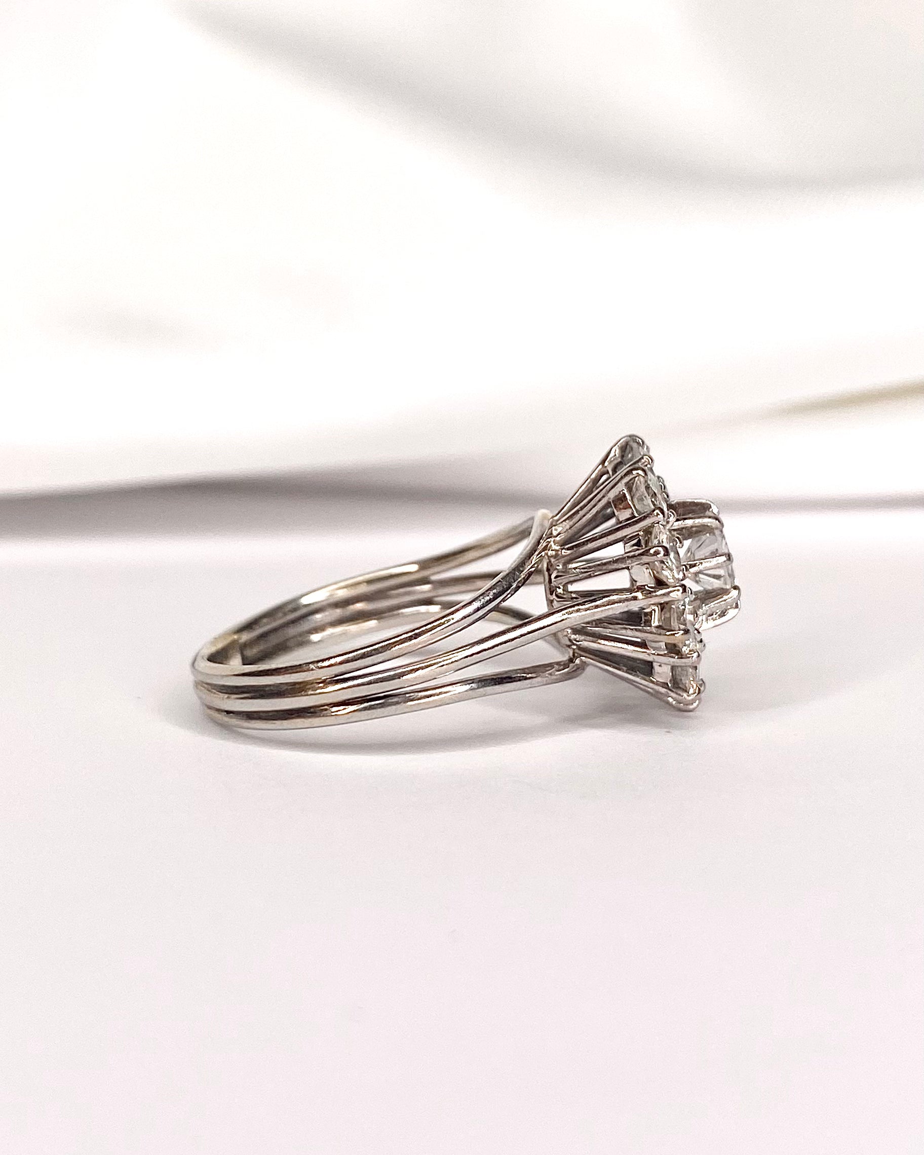 Bague Marguerite Diamants 1.45 carat, Or & Platine 5.45g "Nouria" - Elliade Paris