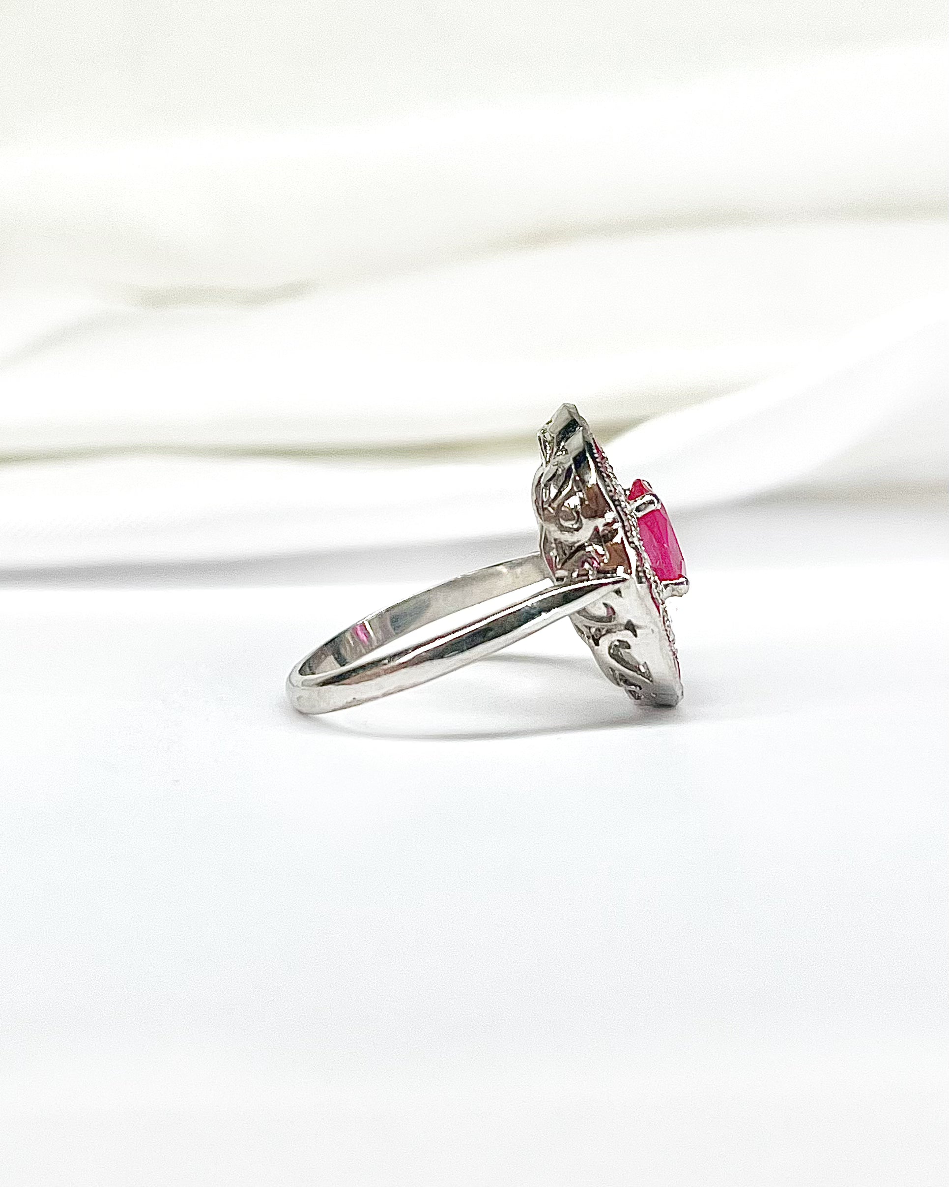 Anillo Marguerite Art Déco Rubí 1,48 quilates y Diamantes 0,49 quilates "Aya"