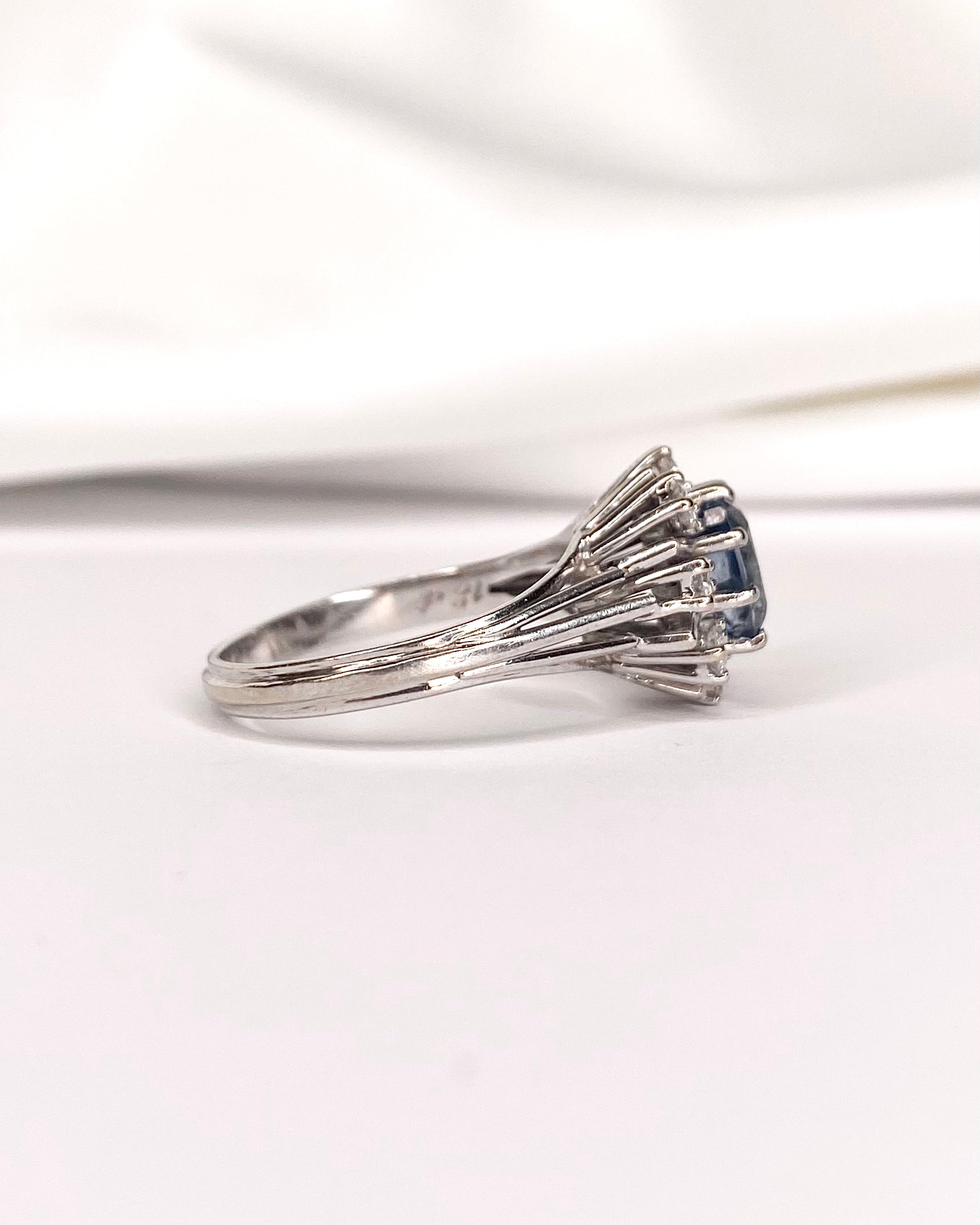 Bague Marguerite Saphir 1.50 carat & Diamants 0.48 carat "Léonille" - Elliade Paris