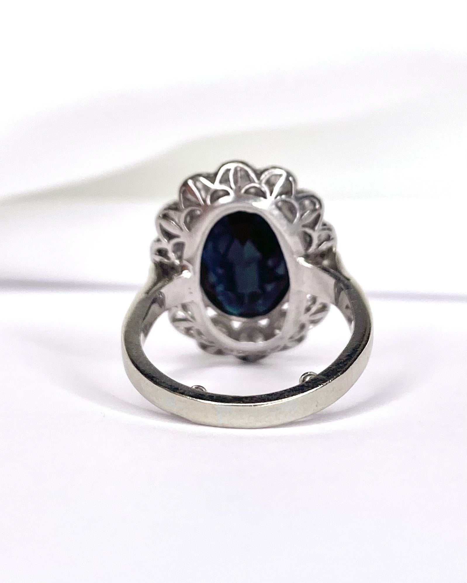 Bague Marguerite Saphir 6.38 carats & Diamants 1.12 carat "Edwina" - Elliade Paris