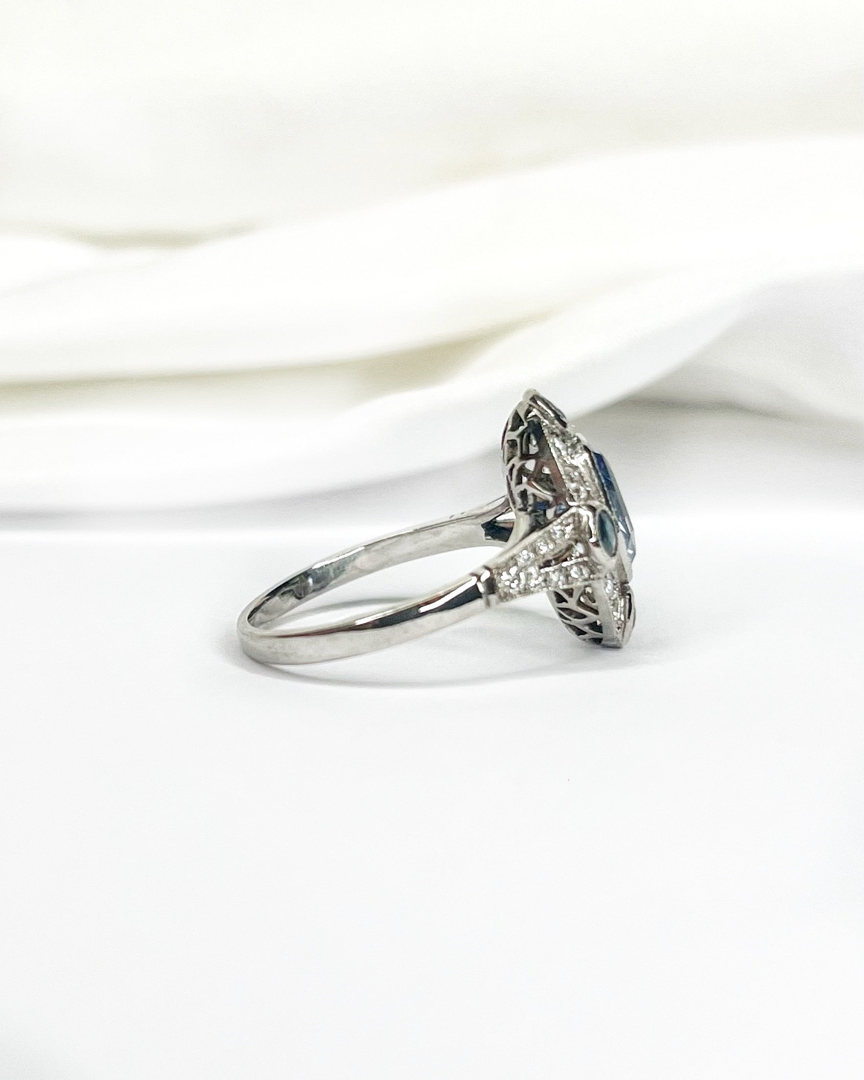 Anillo Art Déco con zafiro de 2.08 quilates y diamantes de 0.66 quilates "Marina"