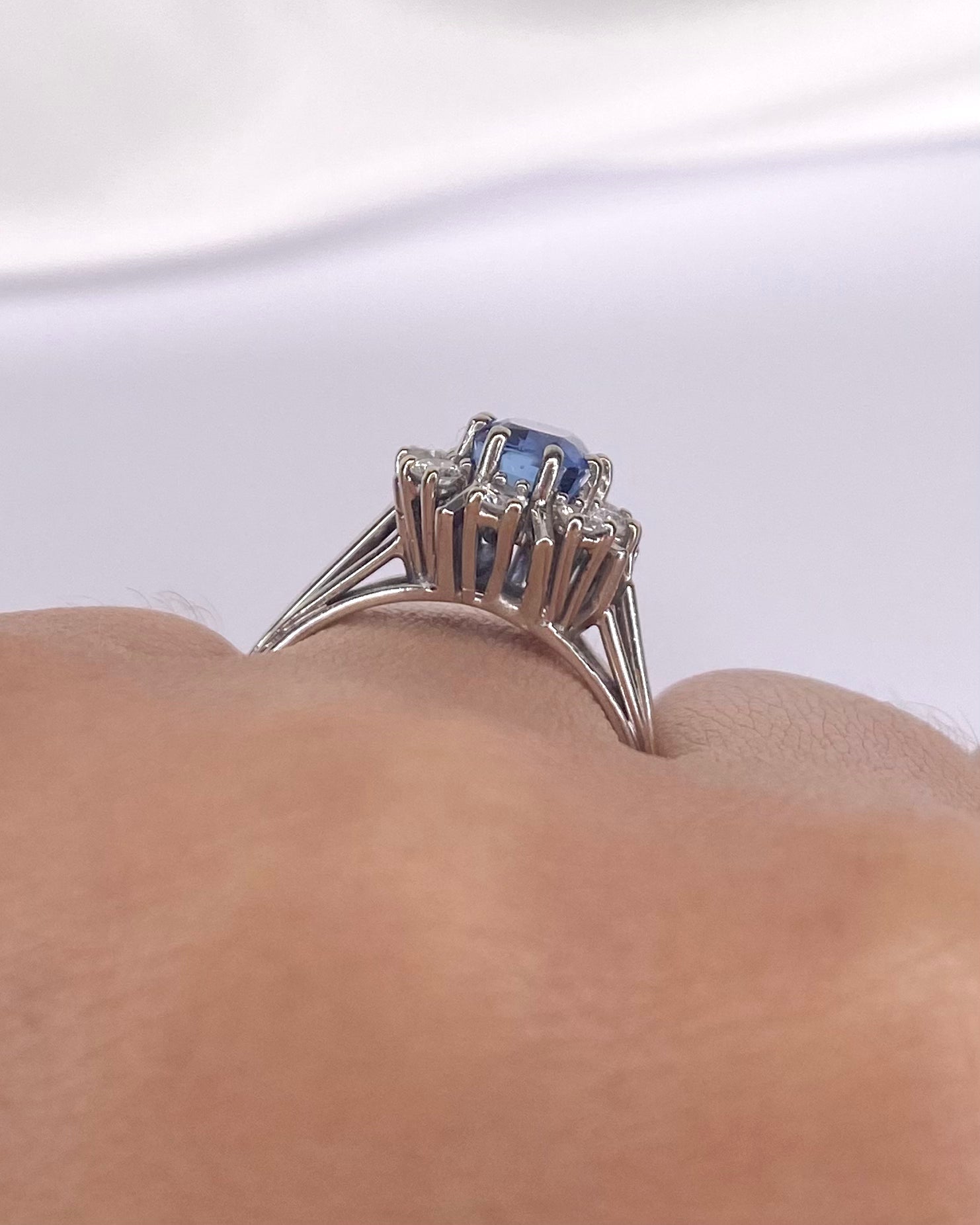 Bague Marguerite Saphir 1.50 carat & Diamants 0.48 carat "Léonille" - Elliade Paris
