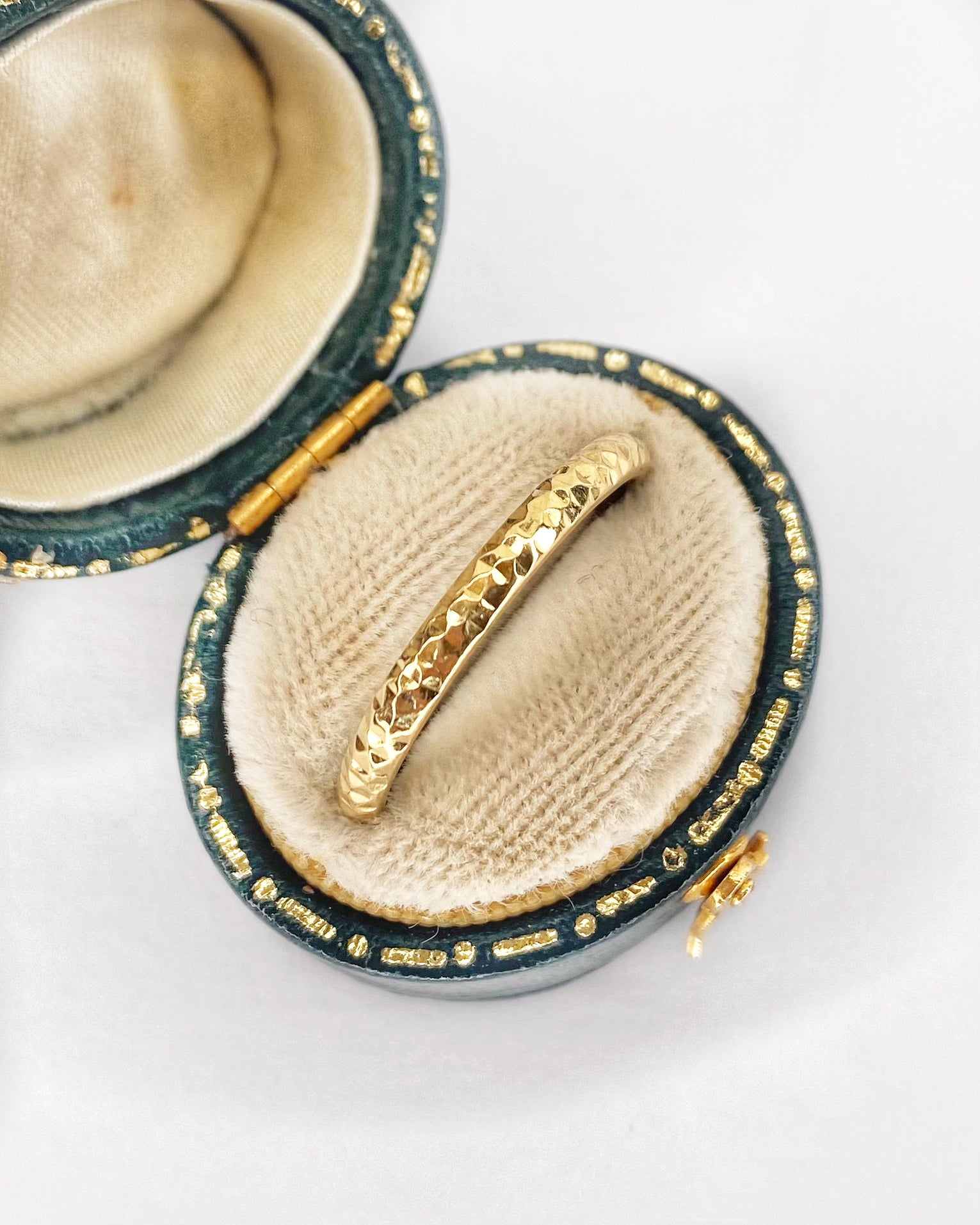 Alianza Oro Amarillo 18 quilates 2.4 mm "Mila"