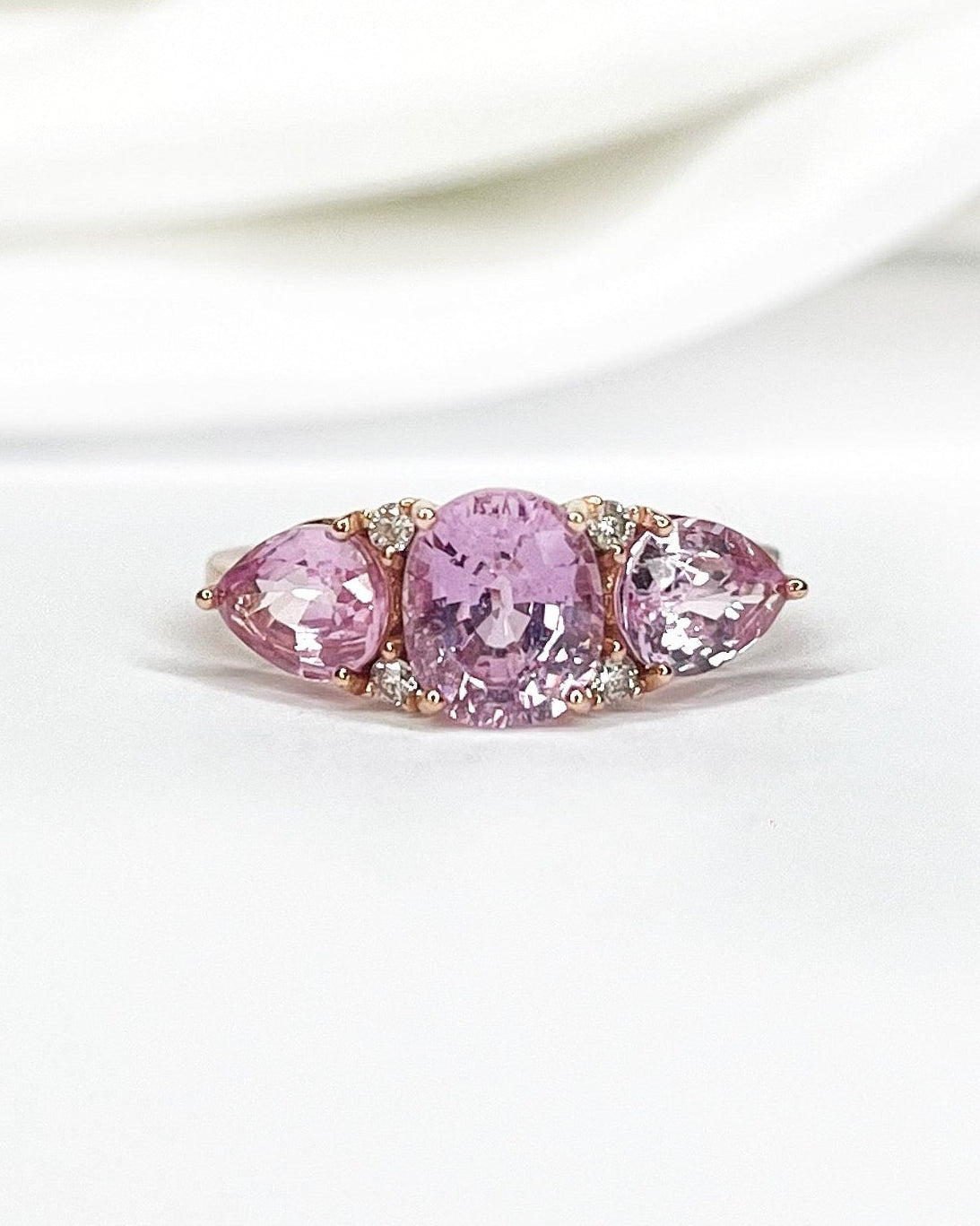Bague Trilogie Saphirs Rose 3.56 carats & Diamants "Emmy"