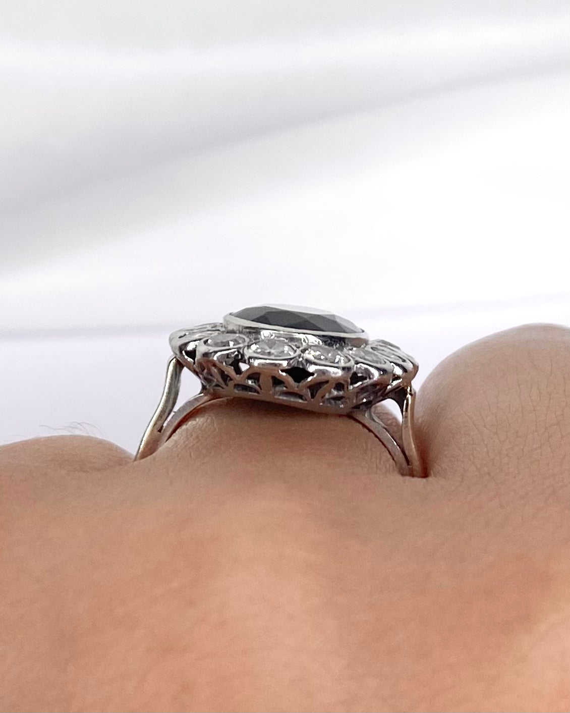 Bague Marguerite Saphir 6.38 carats & Diamants 1.12 carat "Edwina" - Elliade Paris