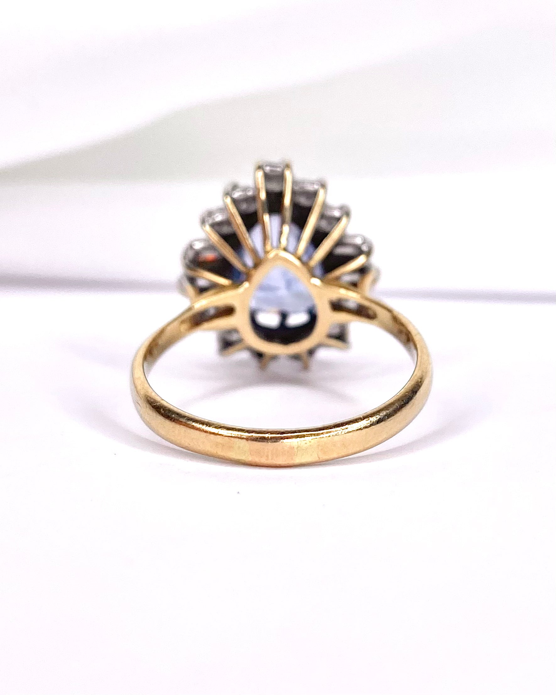 Bague marguerite saphir 5.80 carats et diamants "Sandra" - Lyon - Elliade Paris
