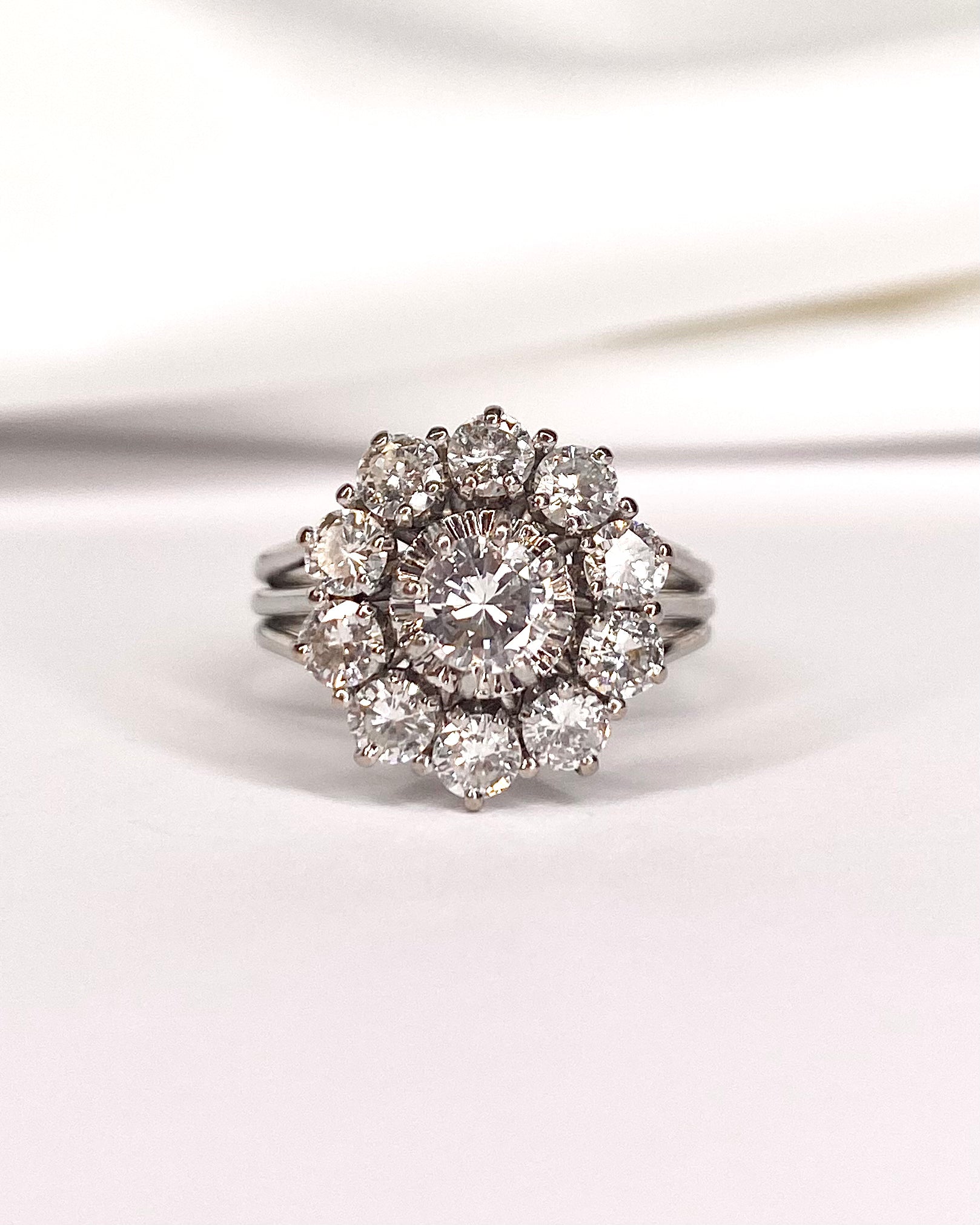 Bague Marguerite Diamants 1.45 carat, Or & Platine 5.45g "Nouria" - Elliade Paris