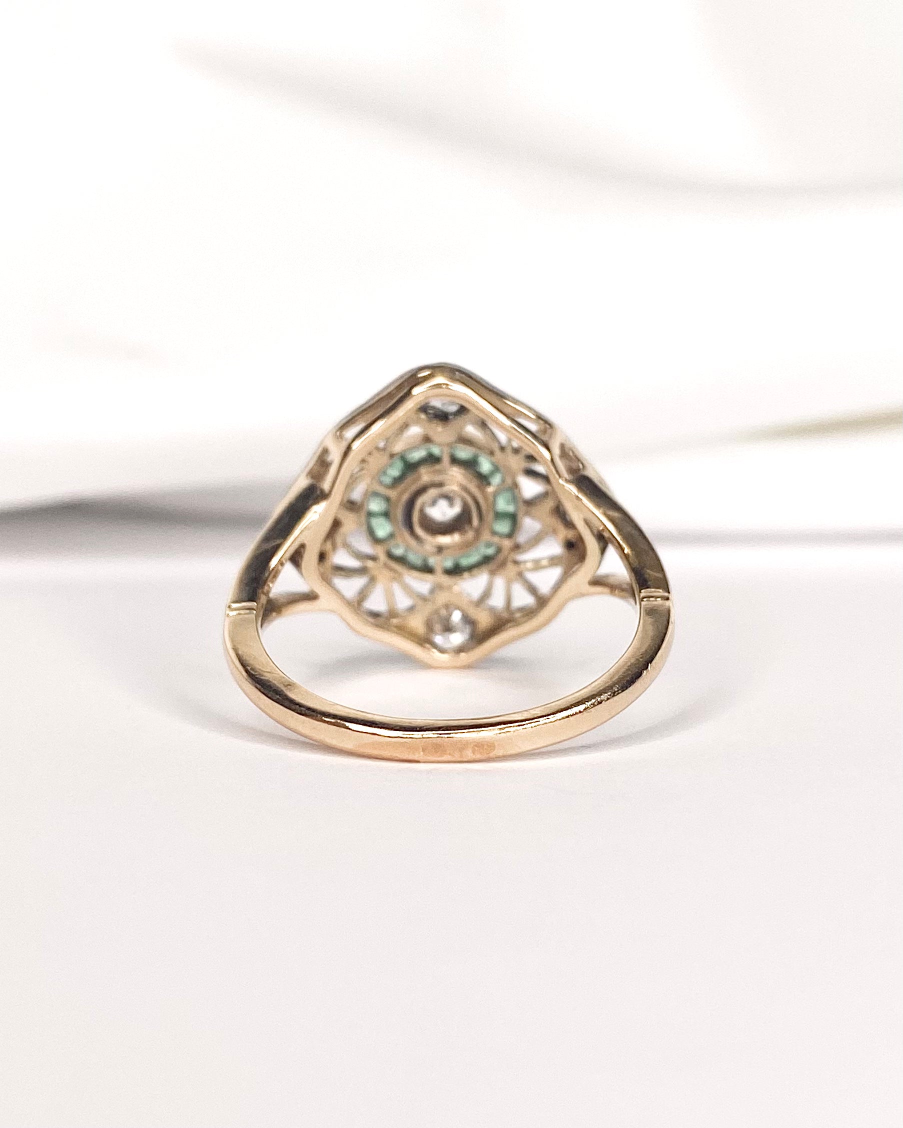 Bague Art-Deco Diamants 0.47 carat & Pierres Vertes "Tatiana" - Elliade Paris
