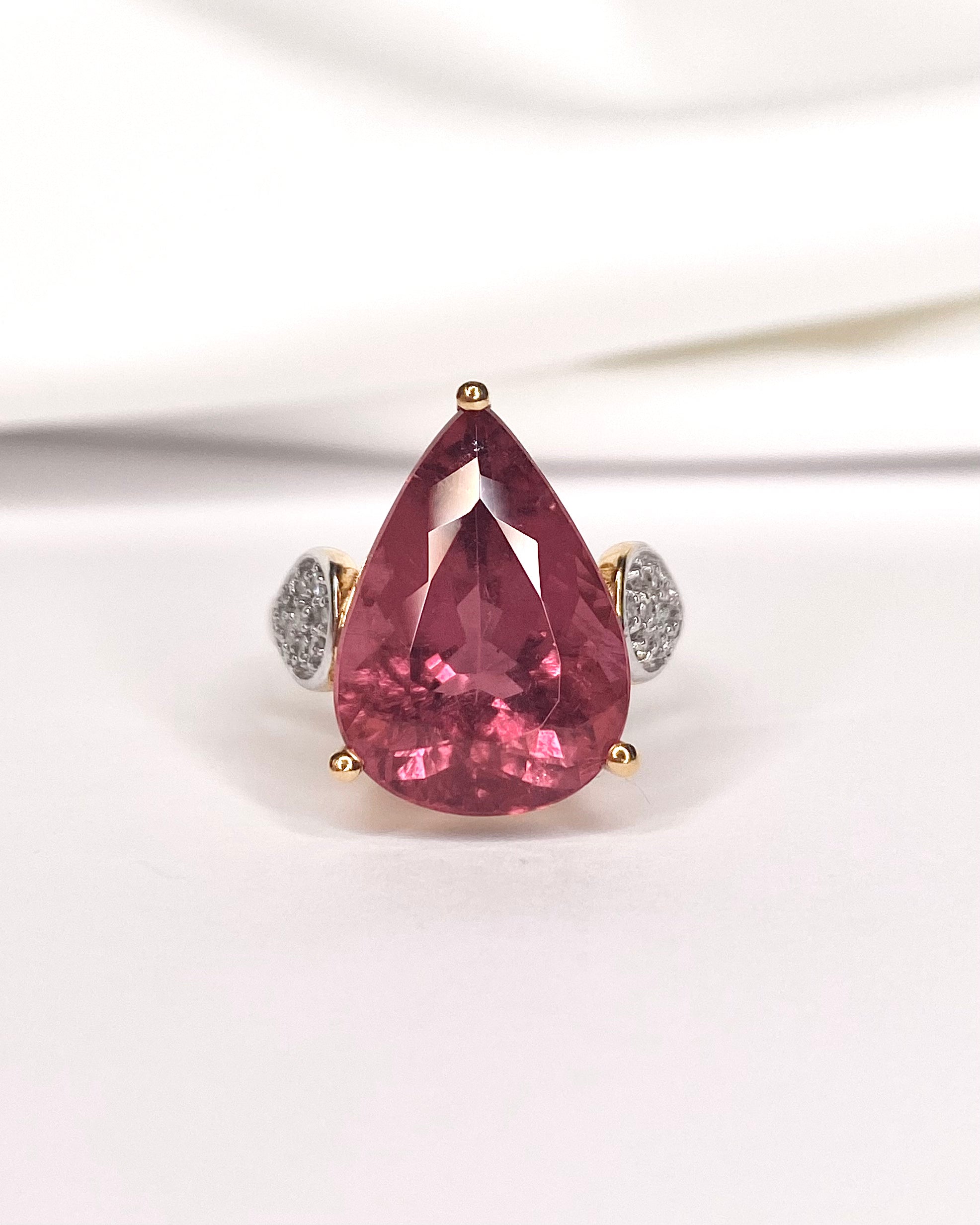 Bague Trilogie Tourmaline Rose 12.7 carats, 20 Diamants & Or 8g "Savanah"