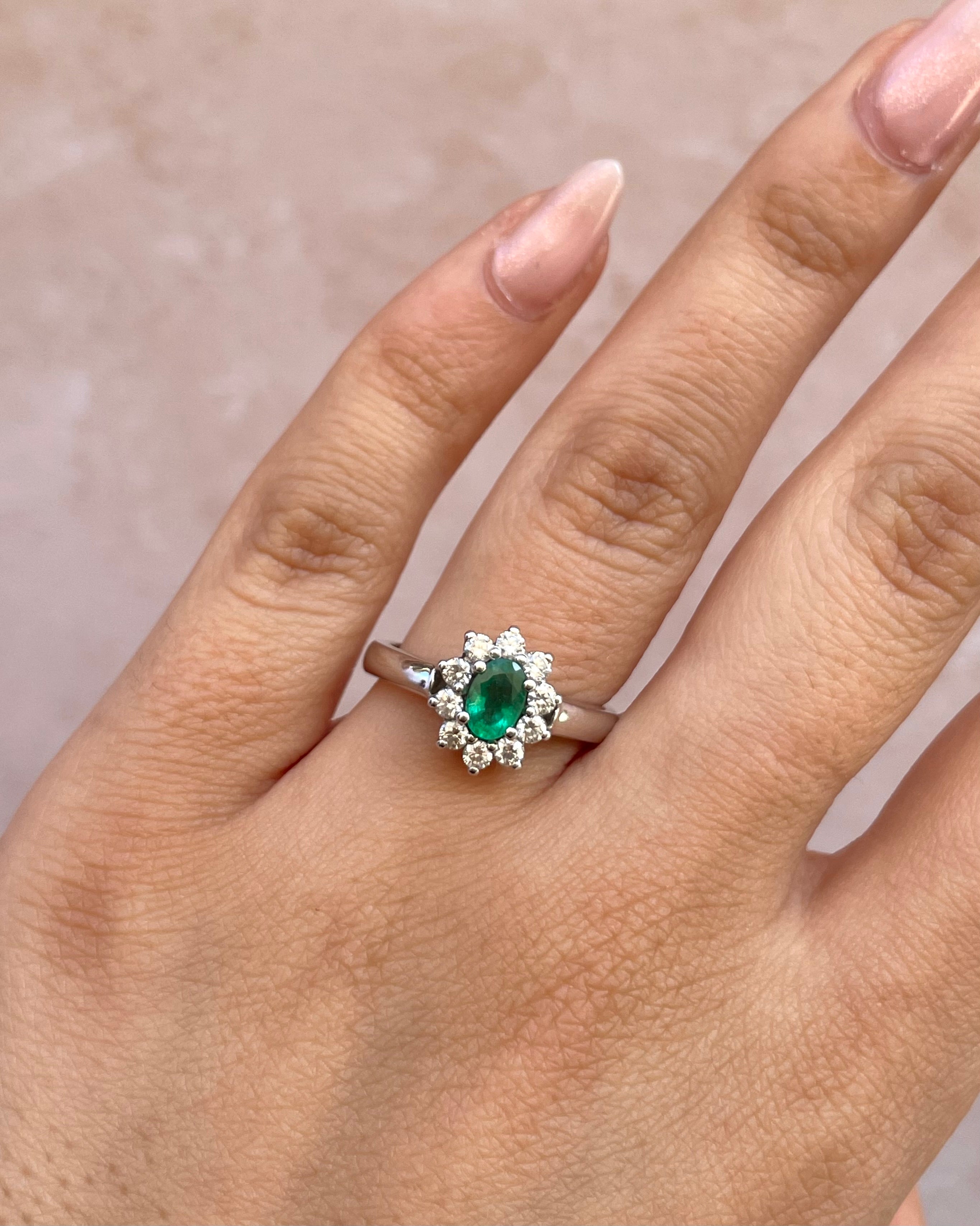 Bague Marguerite Émeraude 0.45 carat & Diamants 0.40 carat "Odette" - Elliade Paris