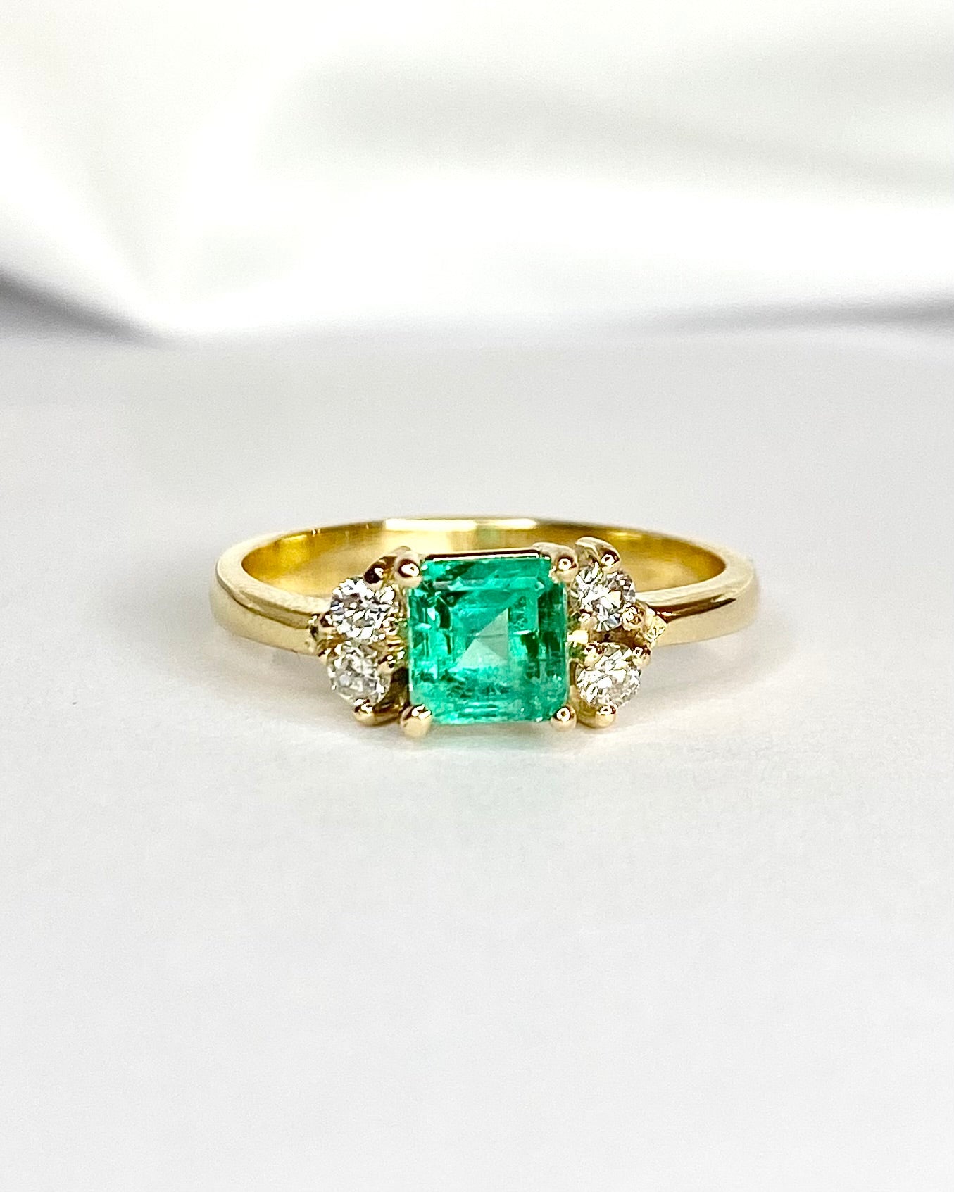 Bague Trilogie Émeraude 1.10 carat & Diamants 0.20 carat "Cybille"