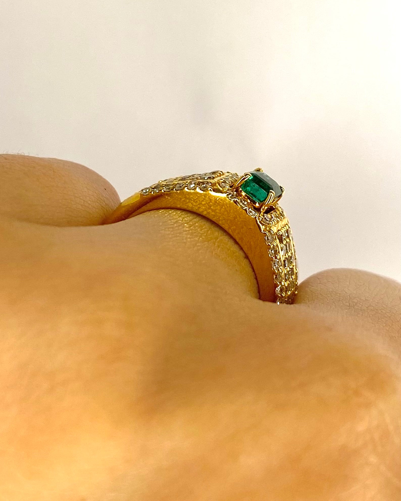 Bague Jonc Émeraude 0.40 carat & Diamants 0.57 carat "Agnes"