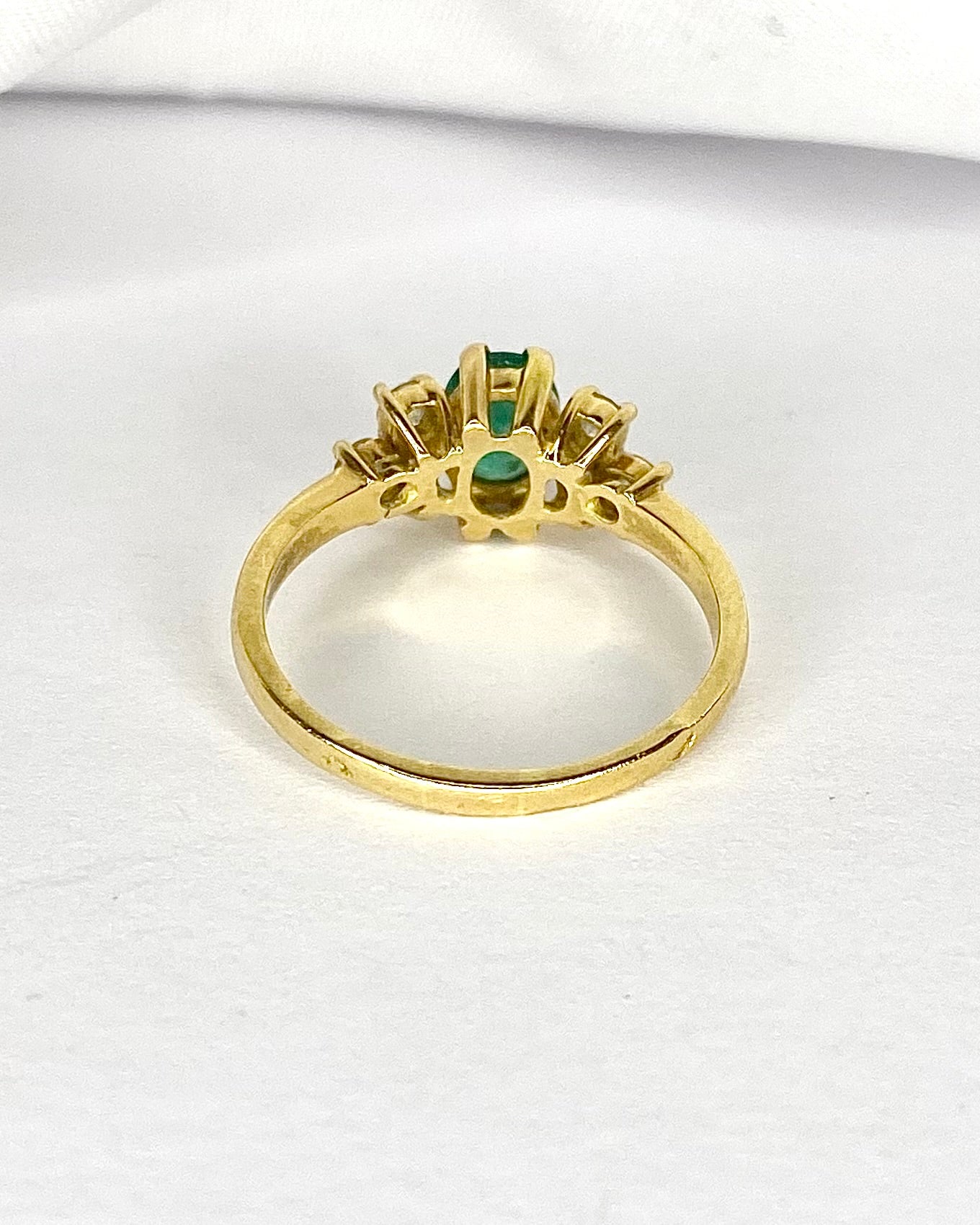Anillo Trilogía Esmeralda 0,68 quilates y Diamantes 0,42 quilates "Lilia"