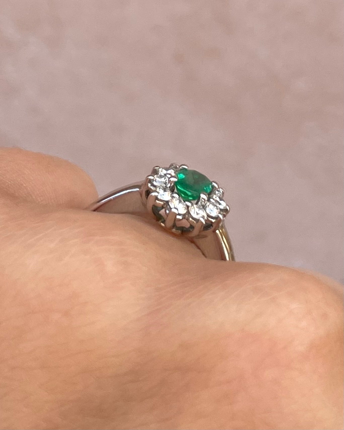 Bague Marguerite Émeraude 0.45 carat & Diamants 0.40 carat "Odette" - Elliade Paris