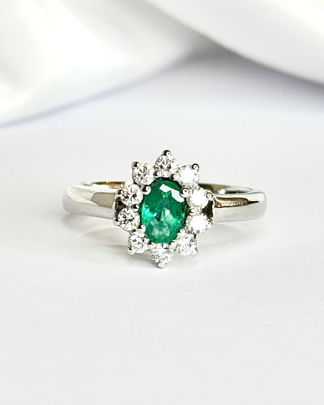 Bague Marguerite Émeraude 0.45 carat & Diamants 0.40 carat "Odette" - Elliade Paris