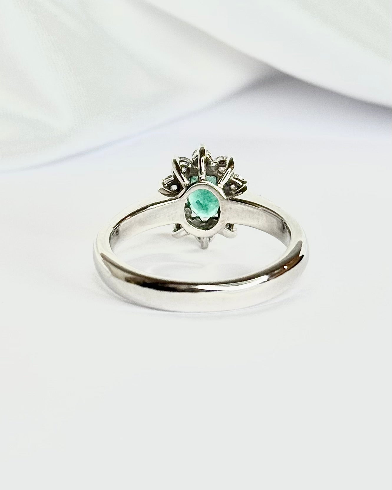 Bague Marguerite Émeraude 0.45 carat & Diamants 0.40 carat "Odette" - Elliade Paris